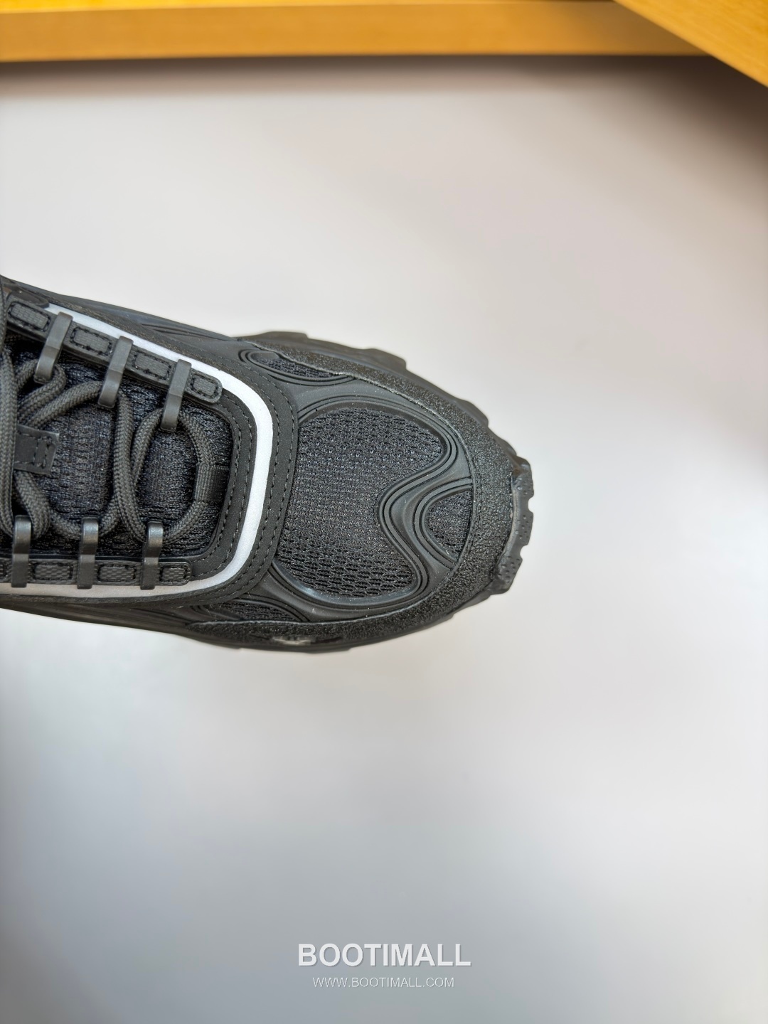 Louis Vuitton Nappa Calfskin Canvas Low Sneakers with Logo Injection Module Detail TPU Rubber Sole 루이비통 나파 카프스킨 캔버스 로우 스니커즈 로고 인젝션 모듈 디테일 TPU 러버솔 7F03048 3cm 6