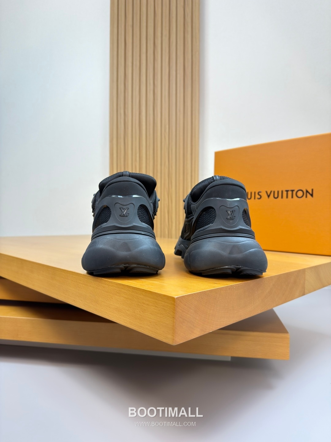 Louis Vuitton Nappa Calfskin Canvas Low Sneakers with Logo Injection Module Detail TPU Rubber Sole 루이비통 나파 카프스킨 캔버스 로우 스니커즈 로고 인젝션 모듈 디테일 TPU 러버솔 7F03048 3cm 8