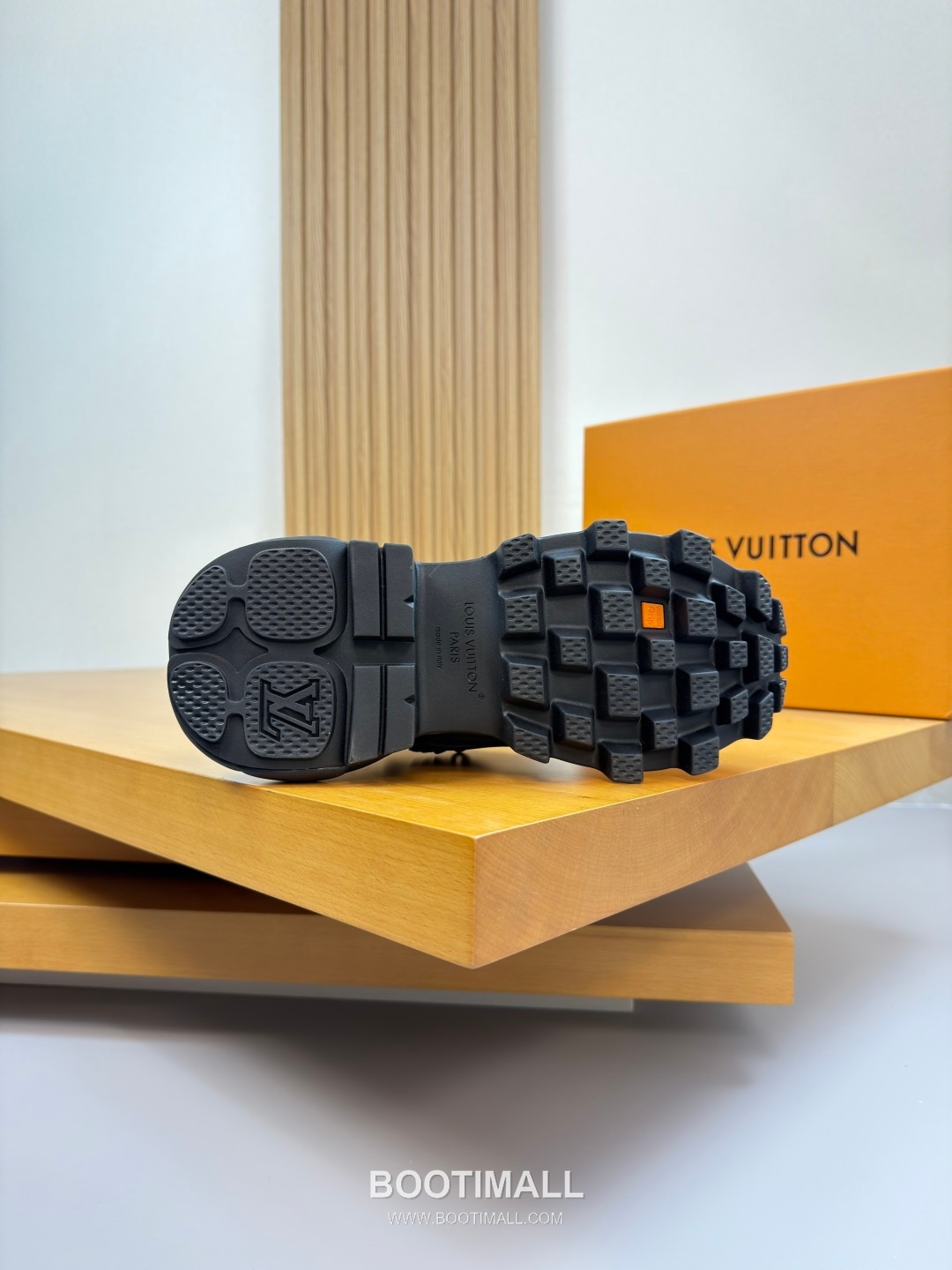 Louis Vuitton Nappa Calfskin Canvas Low Sneakers with Logo Injection Module Detail TPU Rubber Sole 루이비통 나파 카프스킨 캔버스 로우 스니커즈 로고 인젝션 모듈 디테일 TPU 러버솔 7F03048 3cm 9