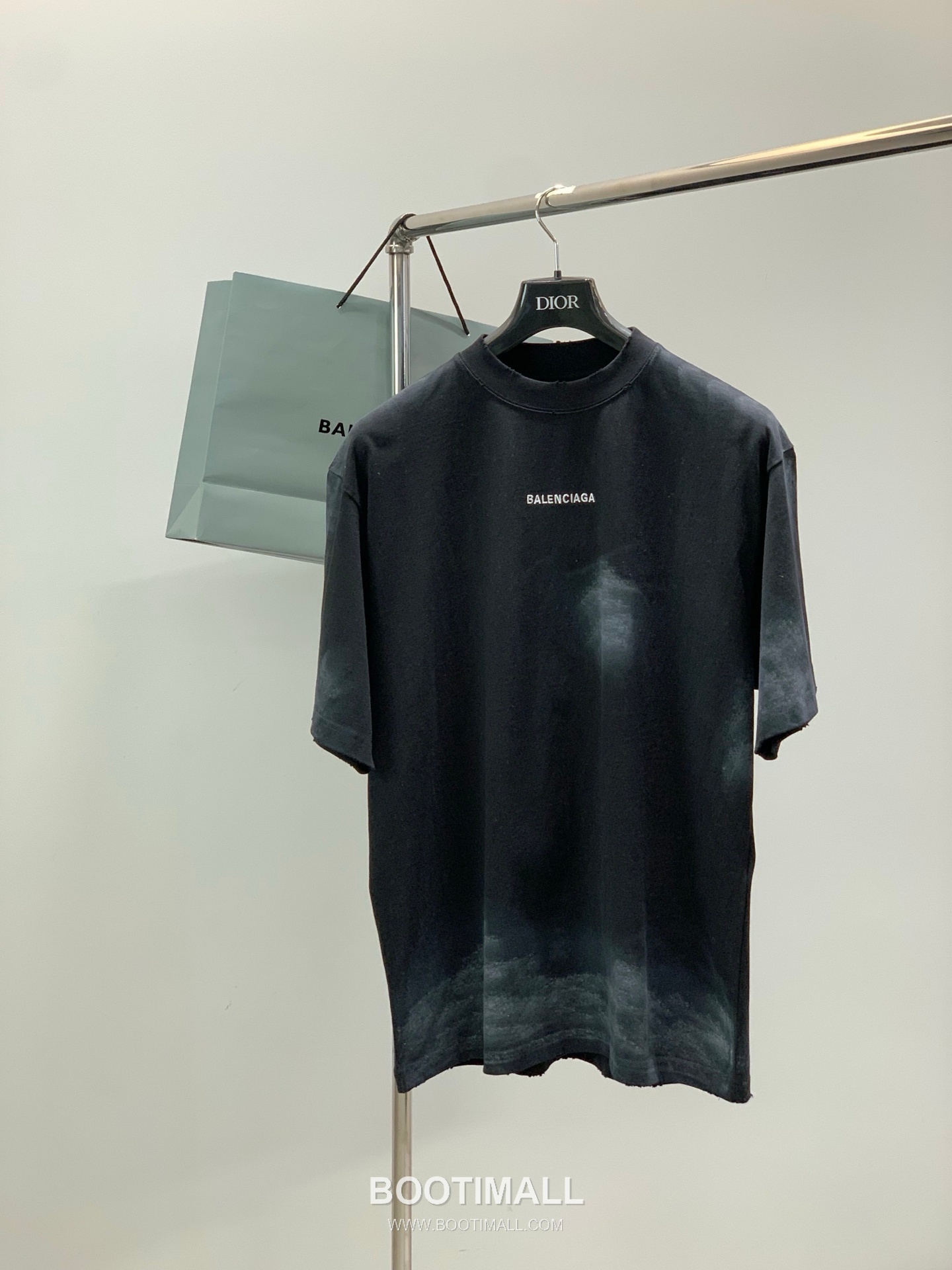 Balenciaga SS26 Cotton Crewneck T-Shirt with Embroidered Logo 발렌시아가 SS26 코튼 크루넥 티셔츠 자수 로고 1
