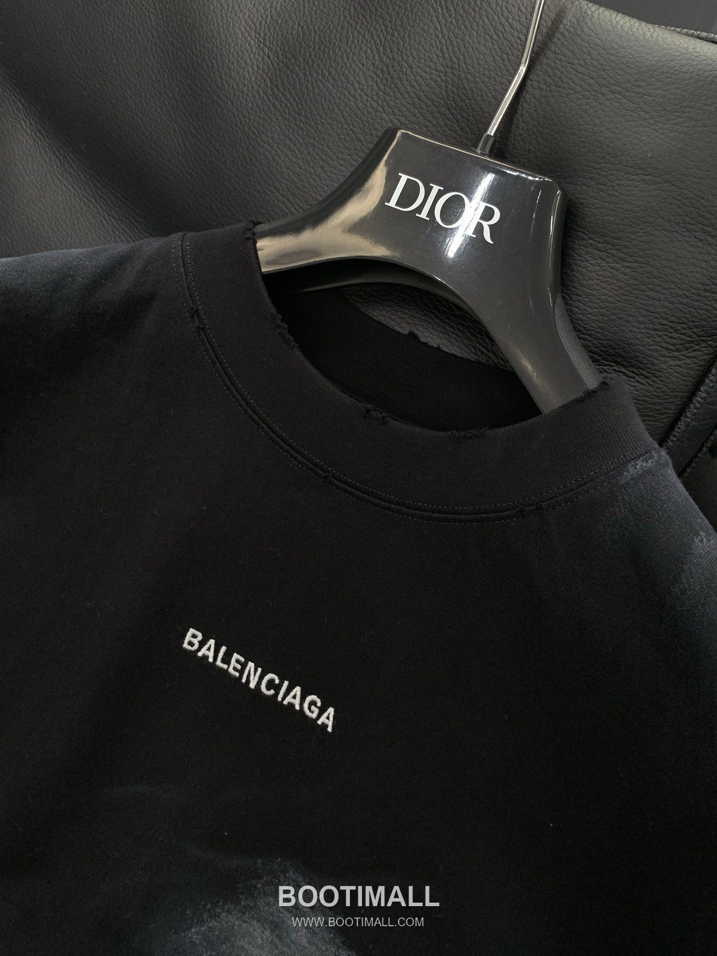 Balenciaga SS26 Cotton Crewneck T-Shirt with Embroidered Logo 발렌시아가 SS26 코튼 크루넥 티셔츠 자수 로고 4