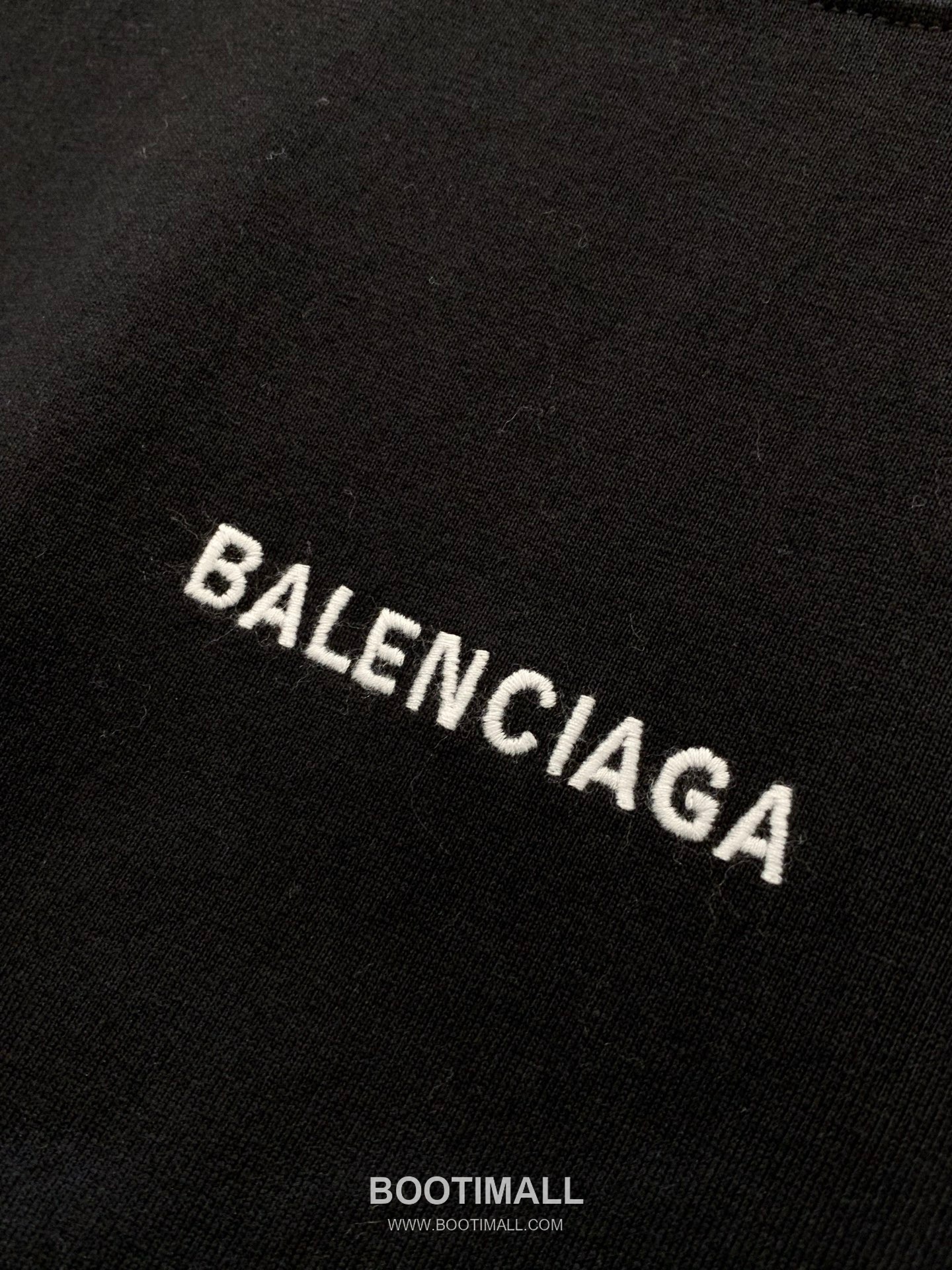 Balenciaga SS26 Cotton Crewneck T-Shirt with Embroidered Logo 발렌시아가 SS26 코튼 크루넥 티셔츠 자수 로고 6