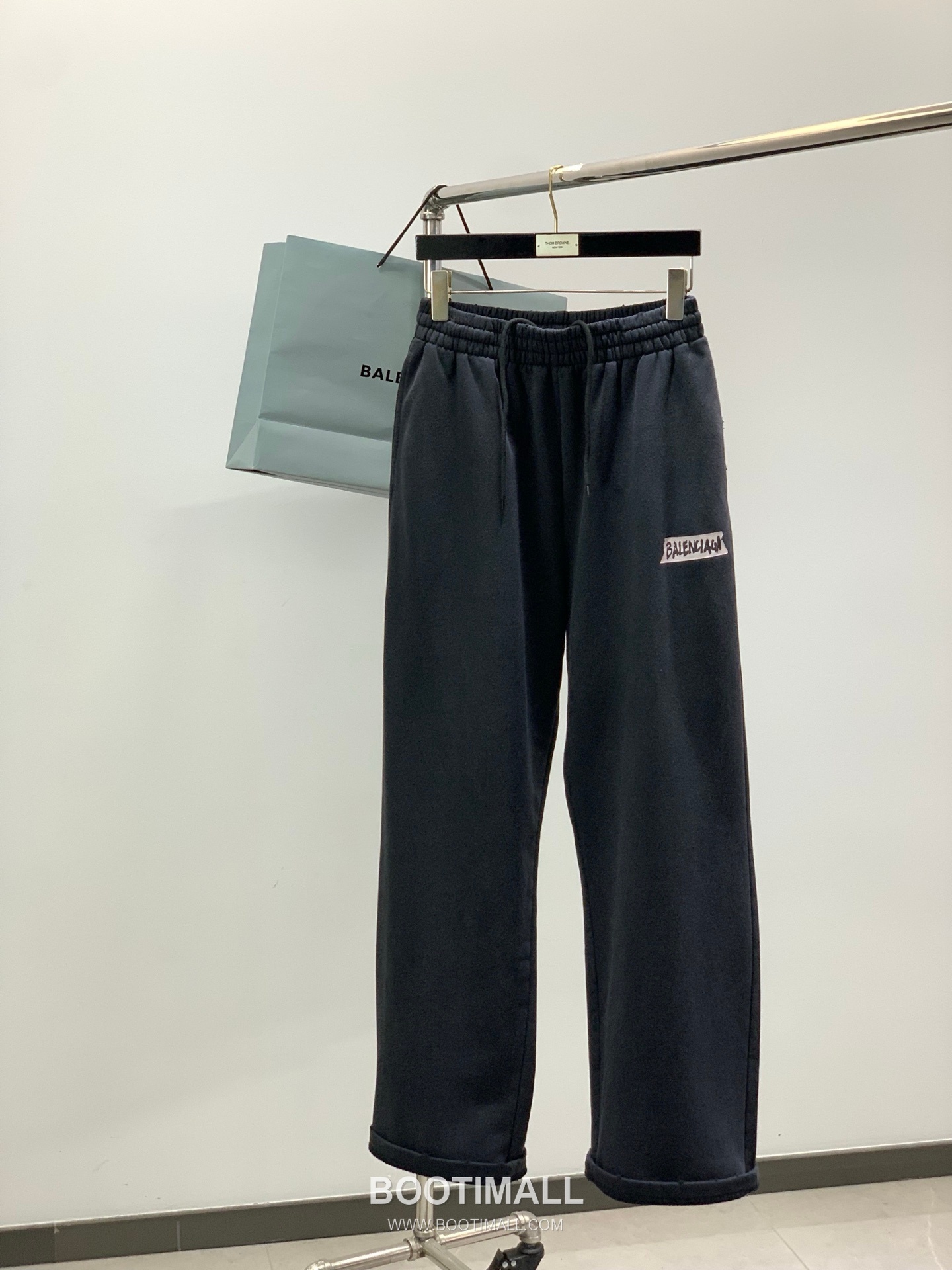 Balenciaga SS26 Cotton Blend Elastic Waist Pants with Logo Print 발렌시아가 SS26 코튼 혼방 밴딩 팬츠 로고 프린트 4