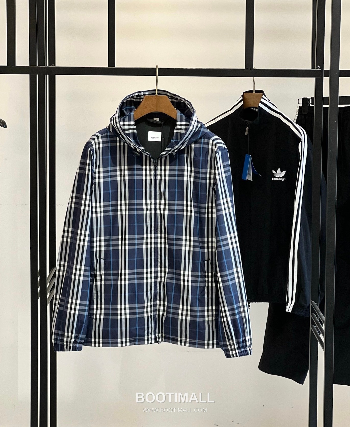 Balenciaga Cotton Crewneck Short Sleeve T-Shirt with Minimal Design 발렌시아가 코튼 크루넥 반팔 티셔츠 미니멀 디자인 1