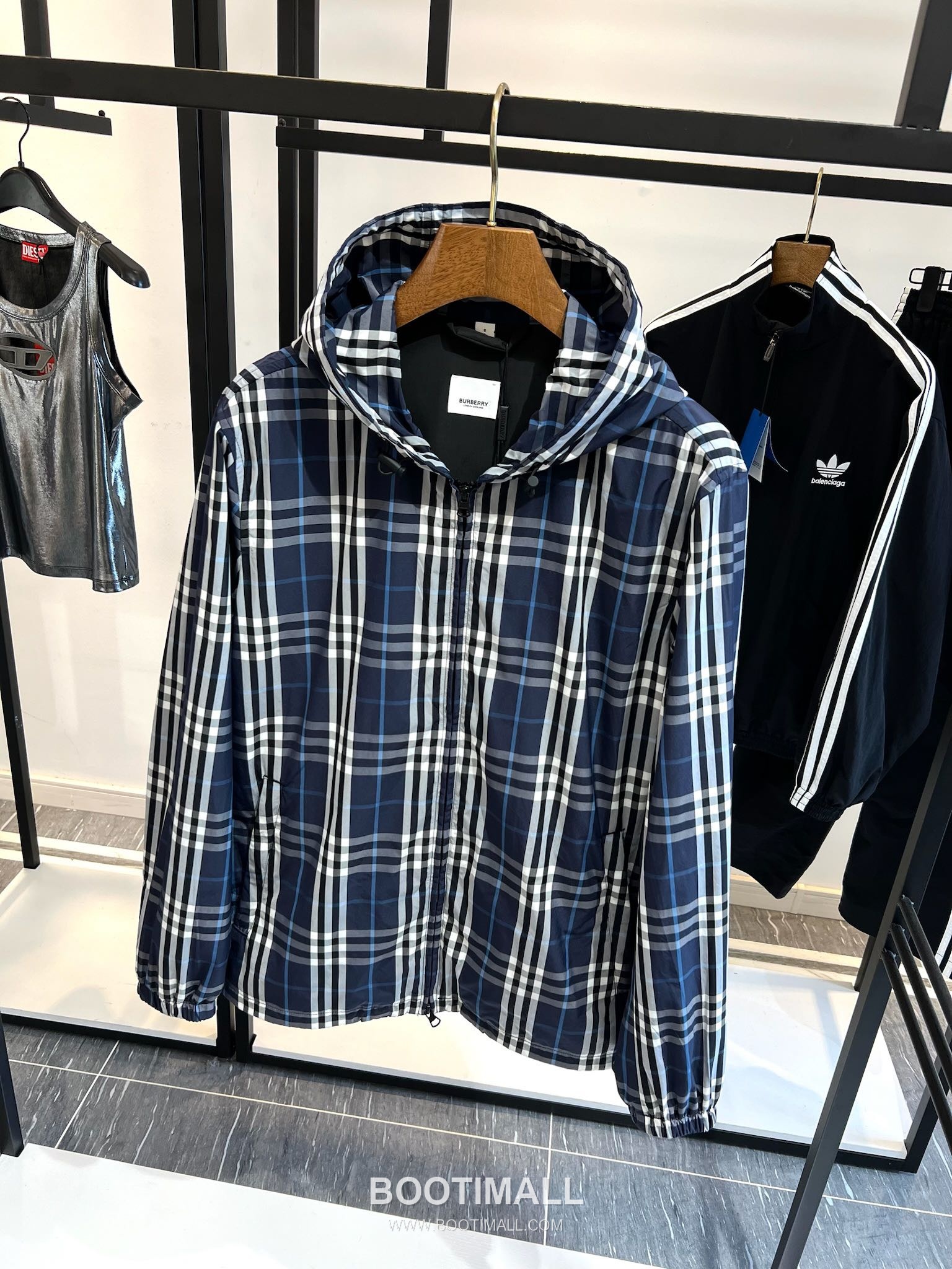 Balenciaga Cotton Crewneck Short Sleeve T-Shirt with Minimal Design 발렌시아가 코튼 크루넥 반팔 티셔츠 미니멀 디자인 2