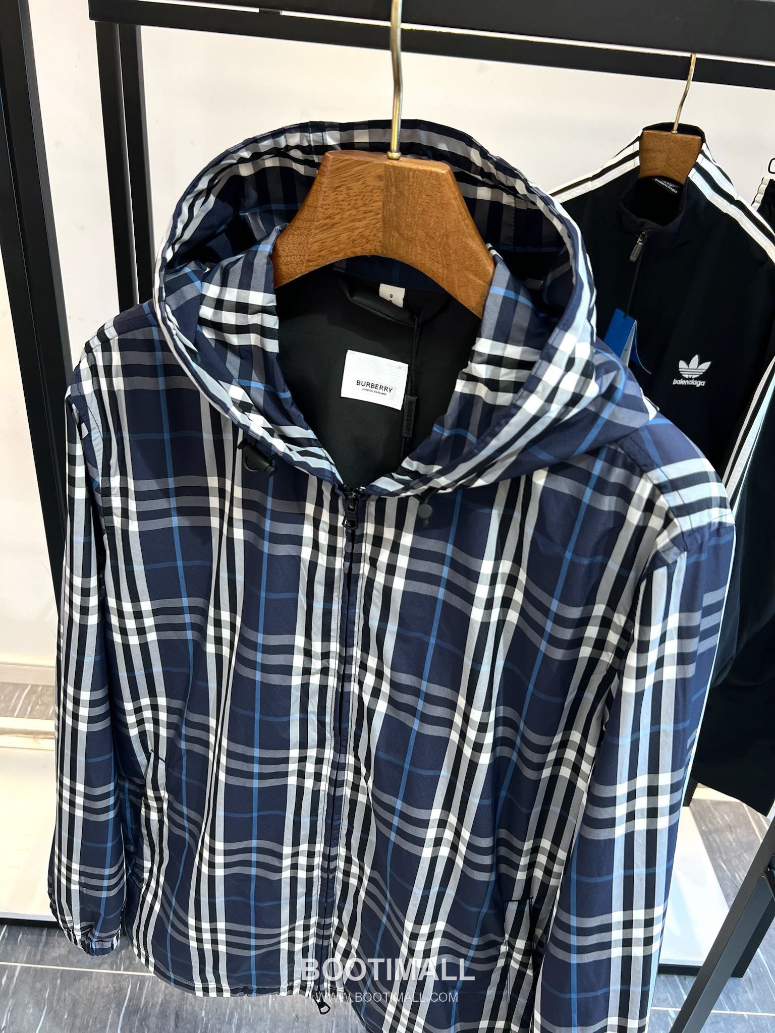 Balenciaga Cotton Crewneck Short Sleeve T-Shirt with Minimal Design 발렌시아가 코튼 크루넥 반팔 티셔츠 미니멀 디자인 3