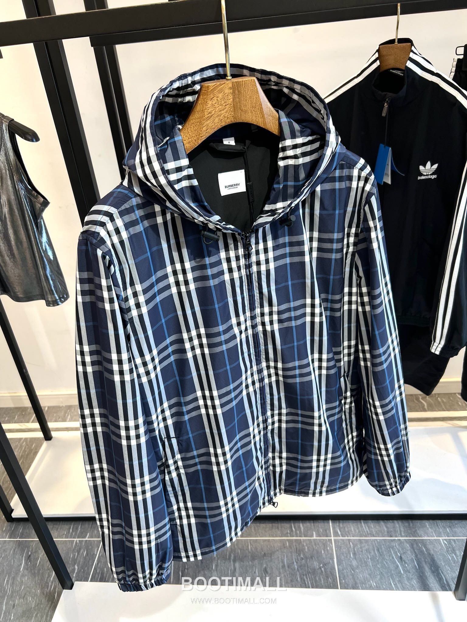 Balenciaga Cotton Crewneck Short Sleeve T-Shirt with Minimal Design 발렌시아가 코튼 크루넥 반팔 티셔츠 미니멀 디자인 4