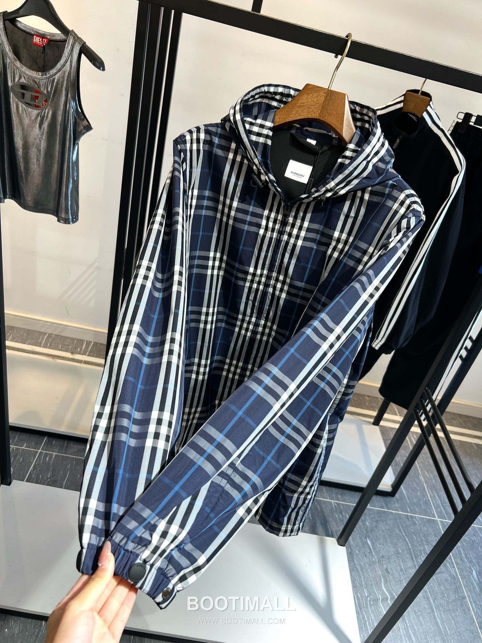 Balenciaga Cotton Crewneck Short Sleeve T-Shirt with Minimal Design 발렌시아가 코튼 크루넥 반팔 티셔츠 미니멀 디자인 5