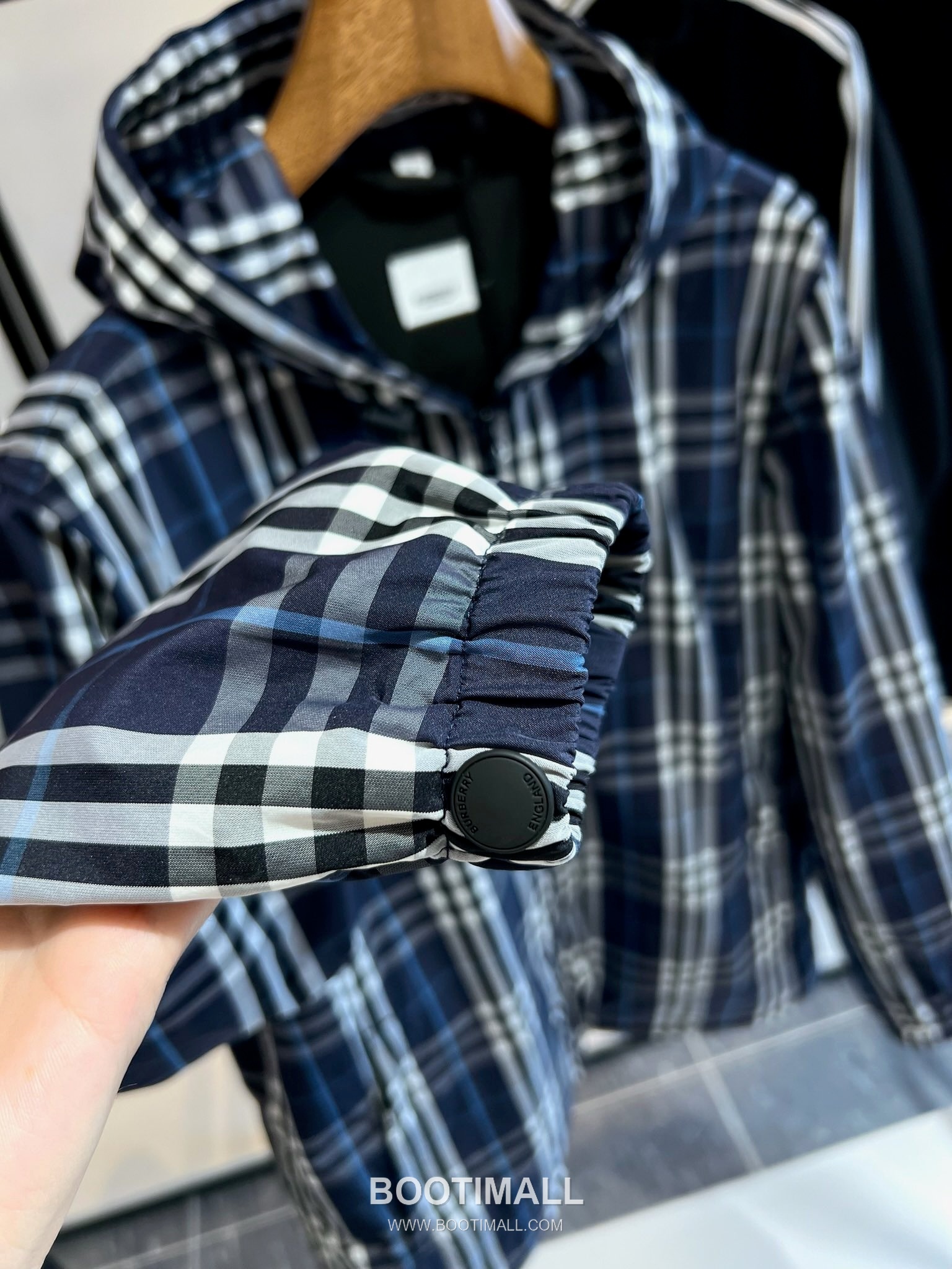 Balenciaga Cotton Crewneck Short Sleeve T-Shirt with Minimal Design 발렌시아가 코튼 크루넥 반팔 티셔츠 미니멀 디자인 6