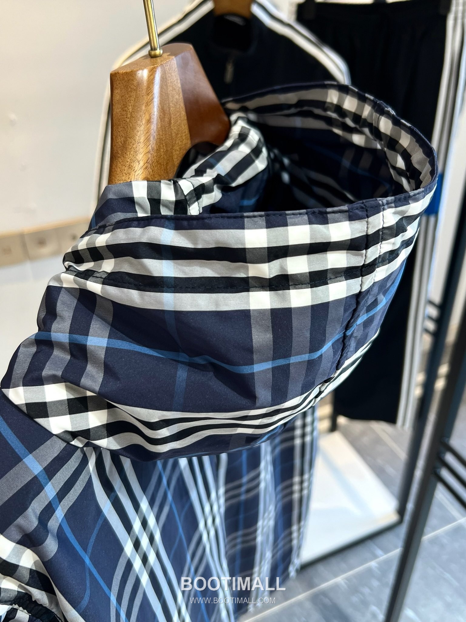 Balenciaga Cotton Crewneck Short Sleeve T-Shirt with Minimal Design 발렌시아가 코튼 크루넥 반팔 티셔츠 미니멀 디자인 7