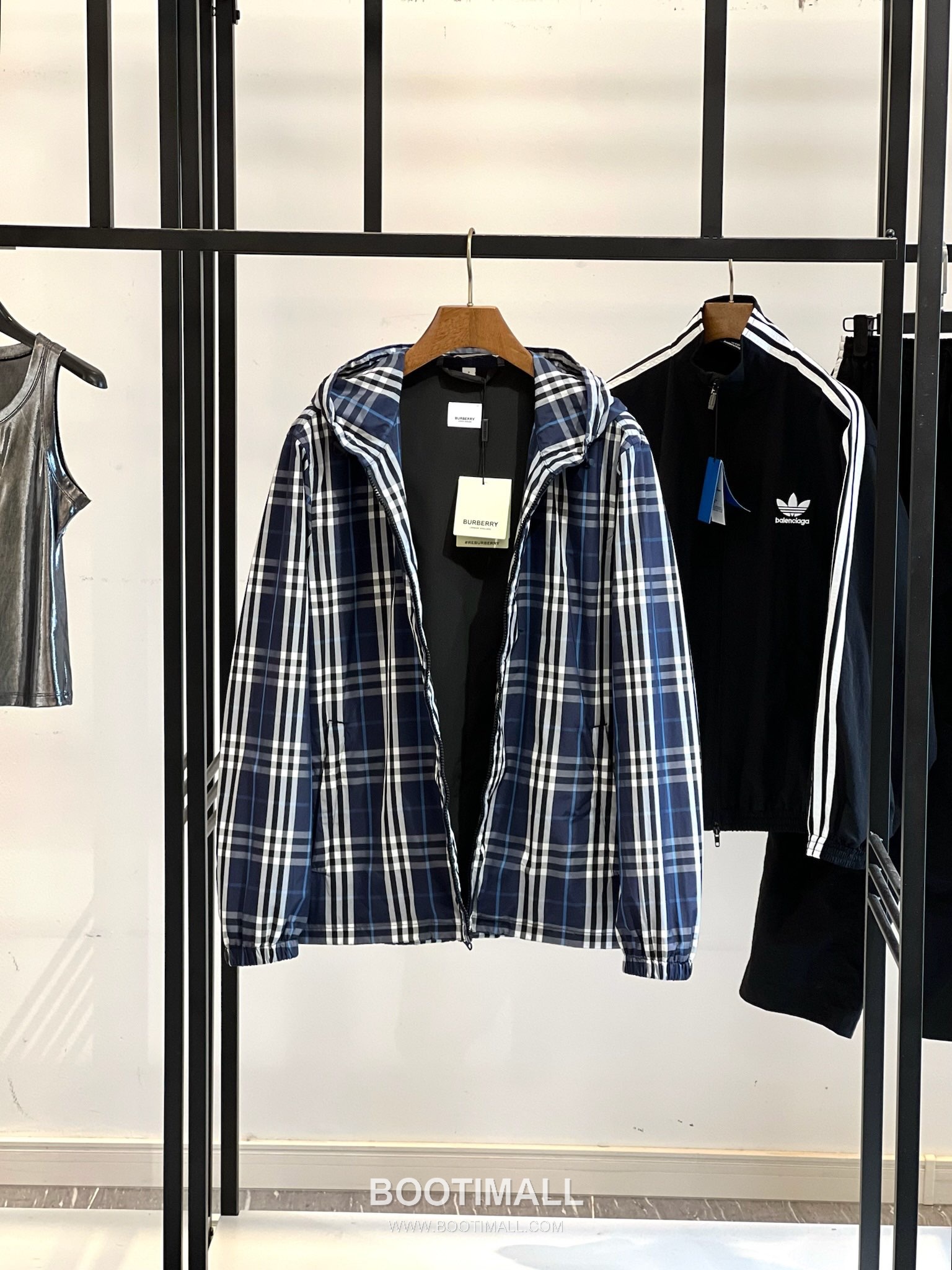 Balenciaga Cotton Crewneck Short Sleeve T-Shirt with Minimal Design 발렌시아가 코튼 크루넥 반팔 티셔츠 미니멀 디자인 8