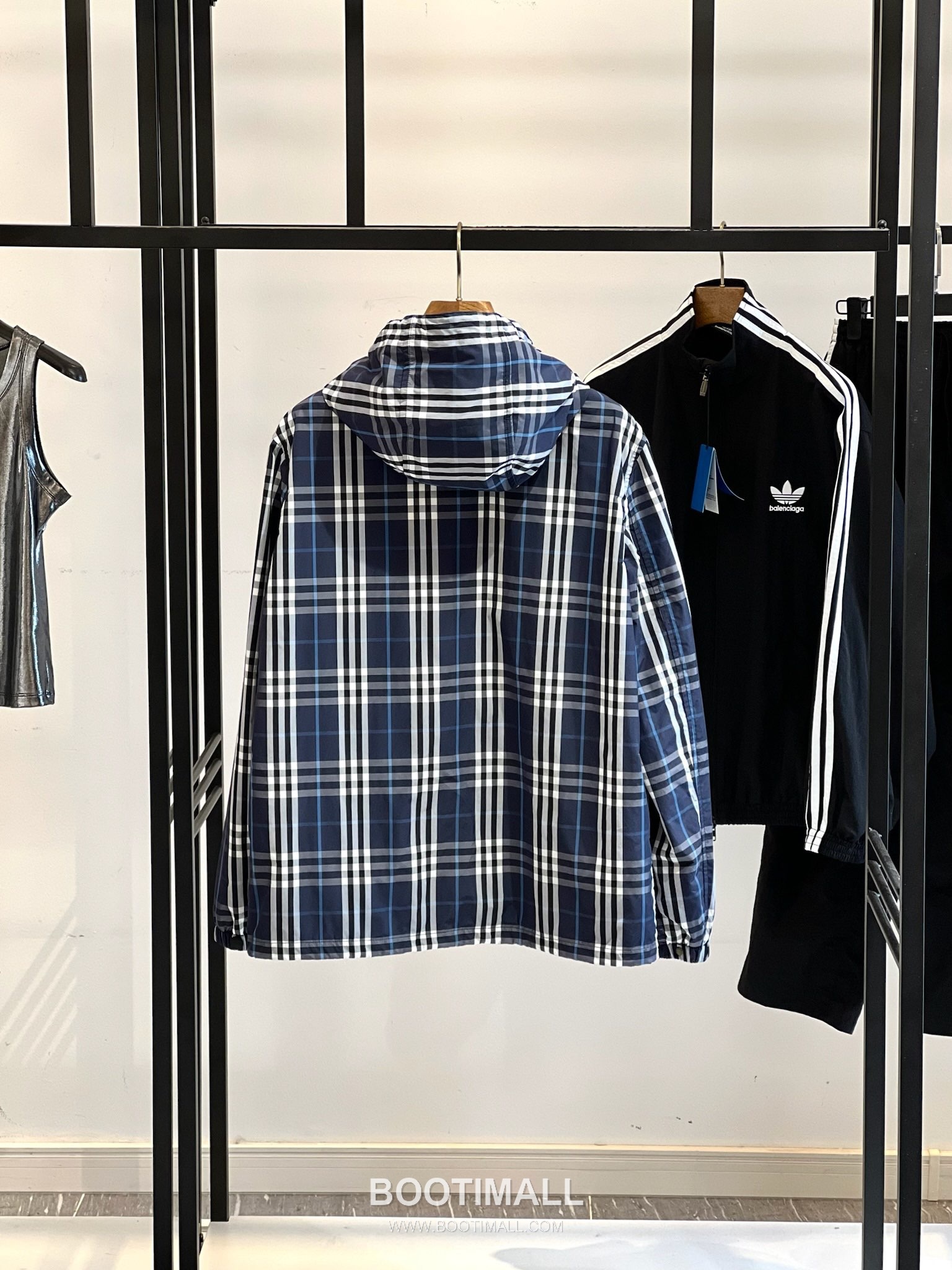 Balenciaga Cotton Crewneck Short Sleeve T-Shirt with Minimal Design 발렌시아가 코튼 크루넥 반팔 티셔츠 미니멀 디자인 9