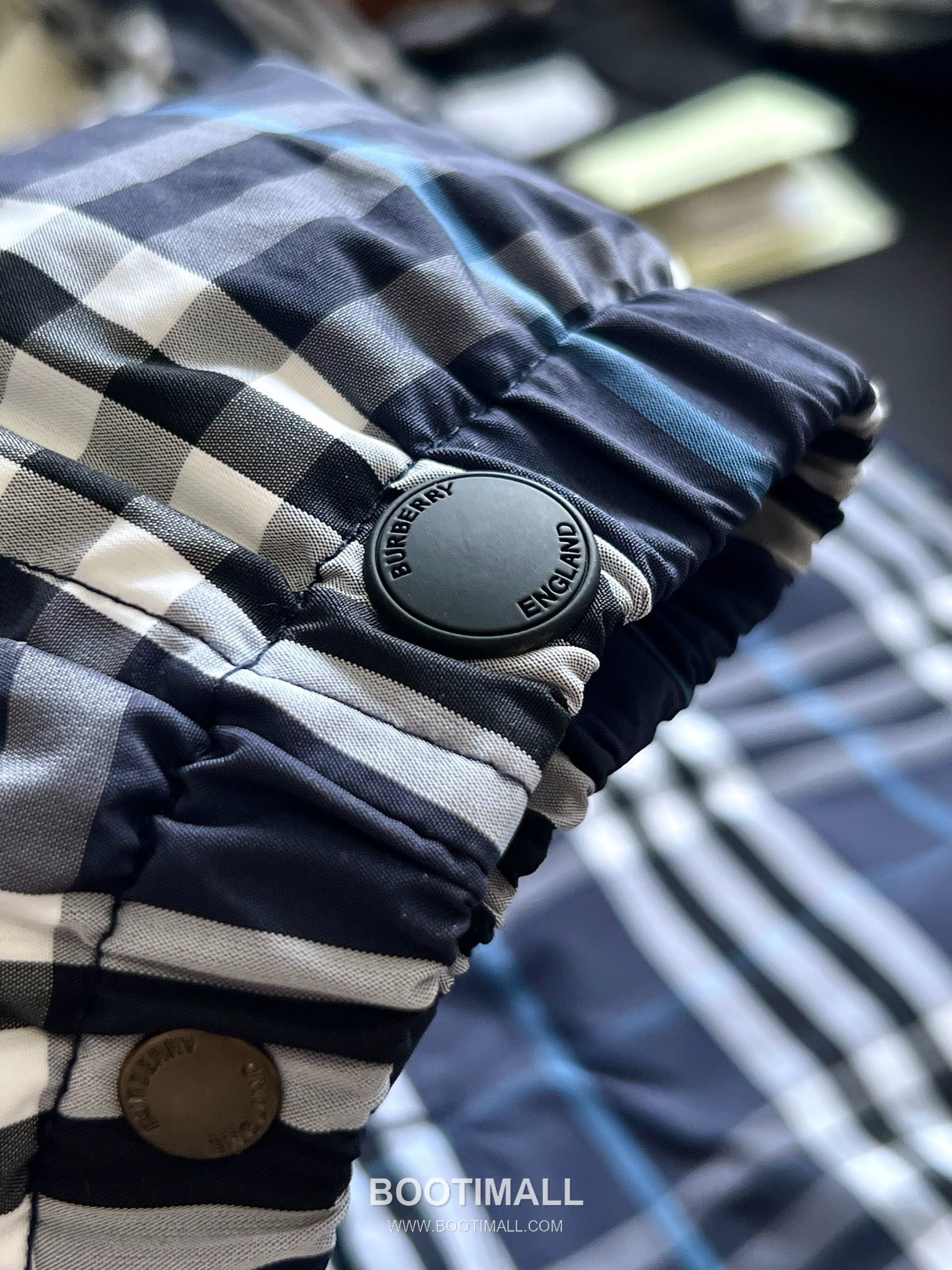 Balenciaga Cotton Crewneck Short Sleeve T-Shirt with Minimal Design 발렌시아가 코튼 크루넥 반팔 티셔츠 미니멀 디자인 10