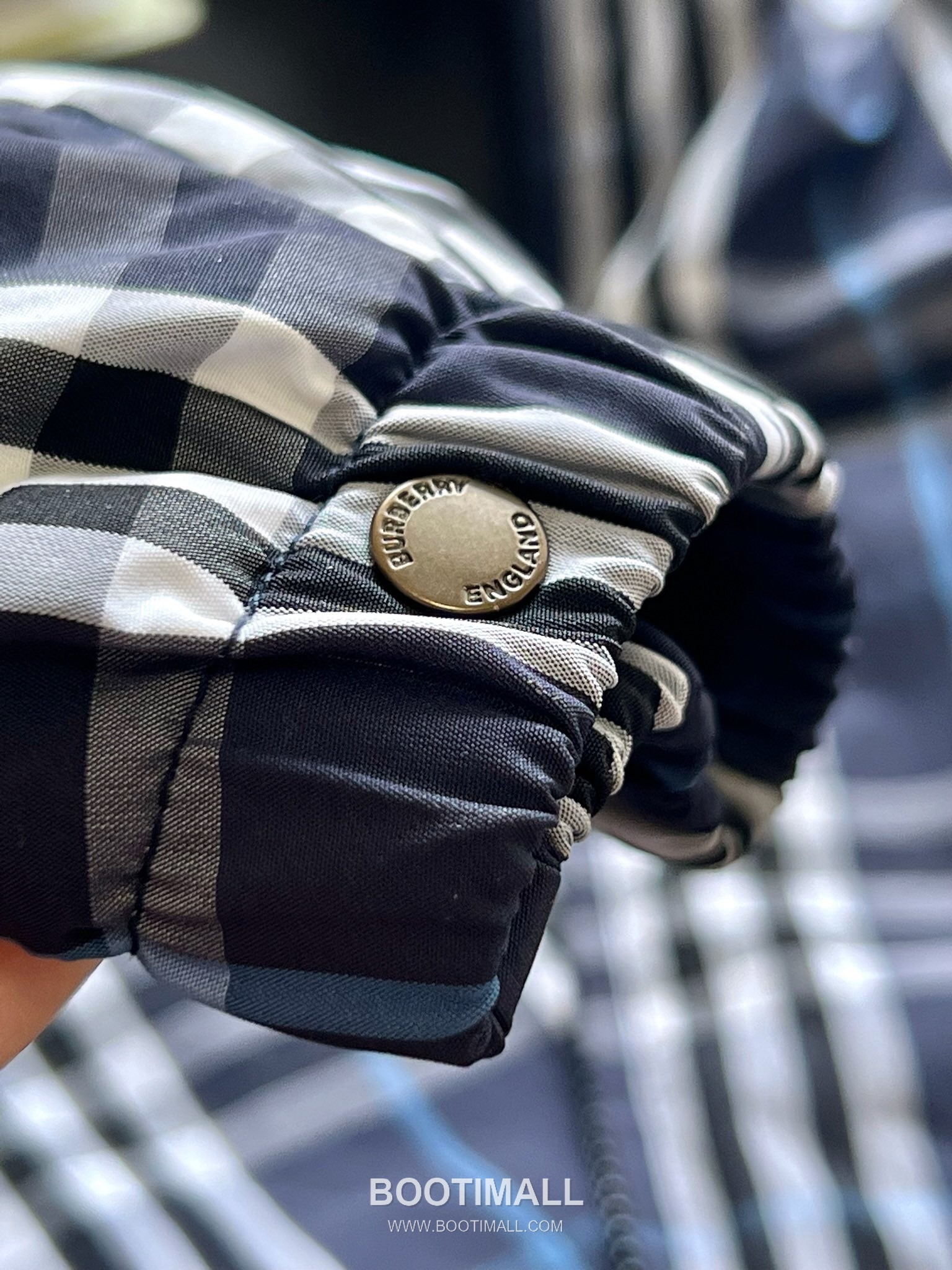 Balenciaga Cotton Crewneck Short Sleeve T-Shirt with Minimal Design 발렌시아가 코튼 크루넥 반팔 티셔츠 미니멀 디자인 11