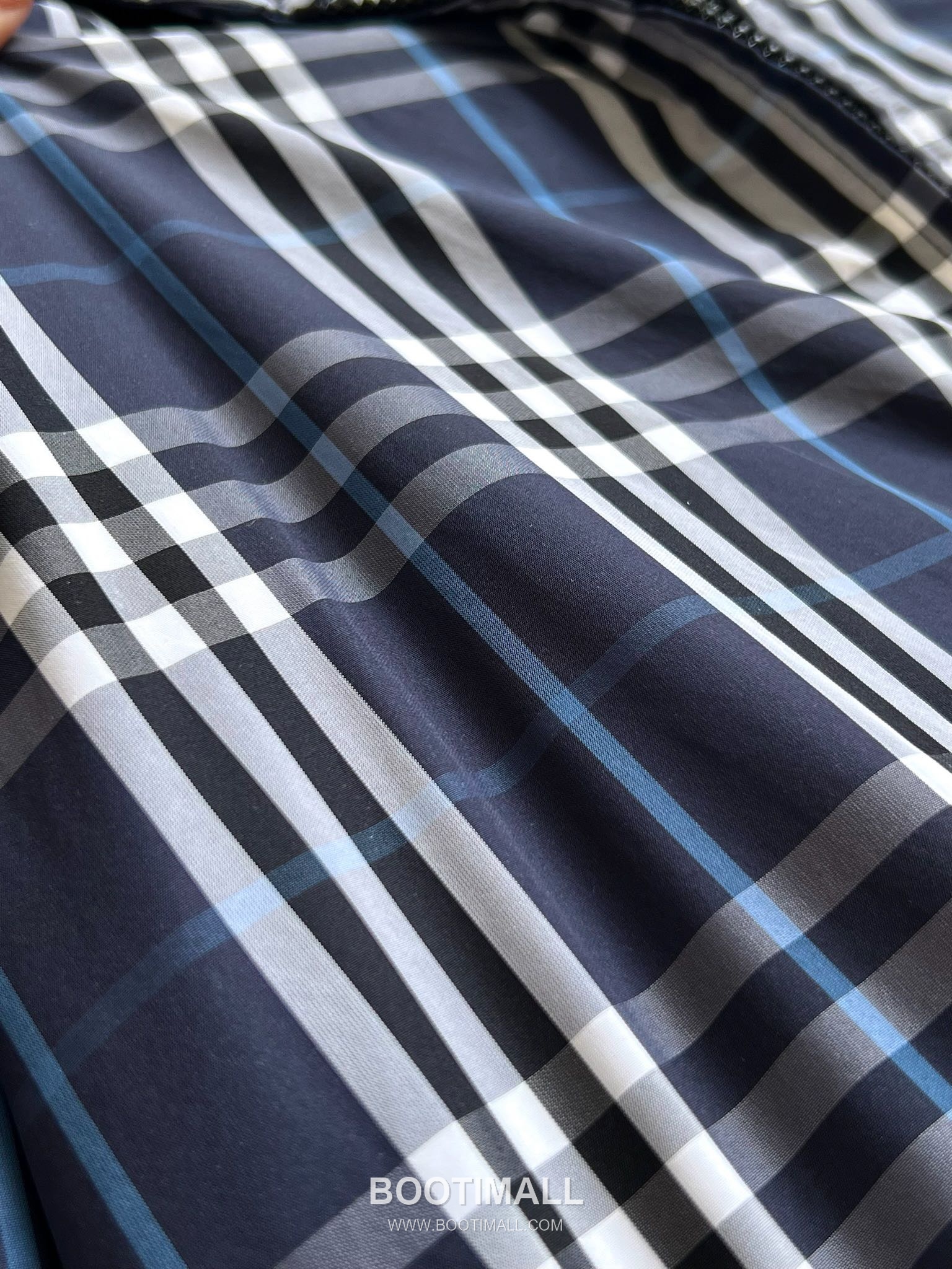 Balenciaga Cotton Crewneck Short Sleeve T-Shirt with Minimal Design 발렌시아가 코튼 크루넥 반팔 티셔츠 미니멀 디자인 17