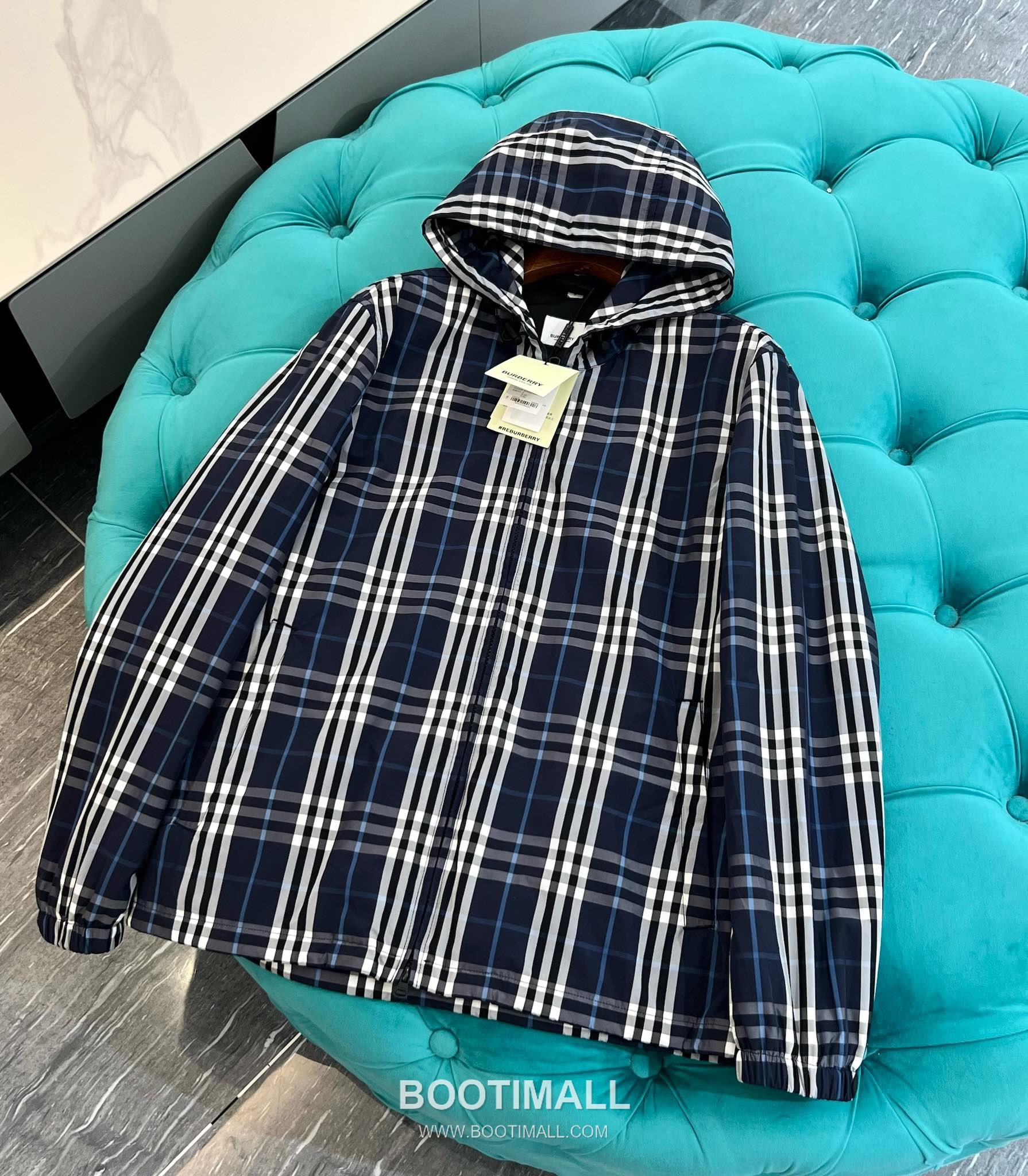 Balenciaga Cotton Crewneck Short Sleeve T-Shirt with Minimal Design 발렌시아가 코튼 크루넥 반팔 티셔츠 미니멀 디자인 23