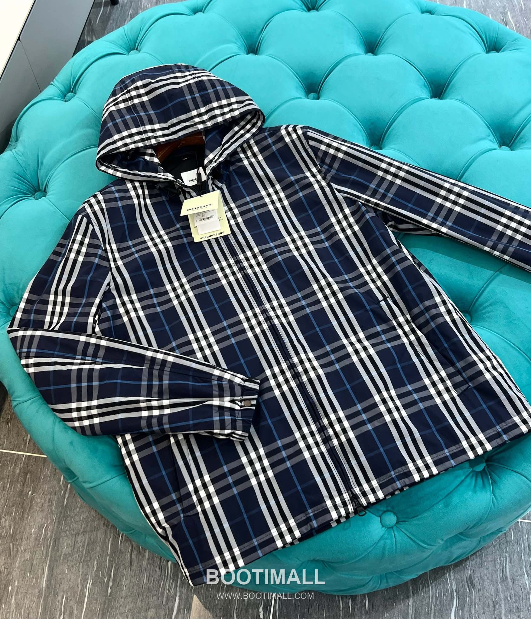 Balenciaga Cotton Crewneck Short Sleeve T-Shirt with Minimal Design 발렌시아가 코튼 크루넥 반팔 티셔츠 미니멀 디자인 24