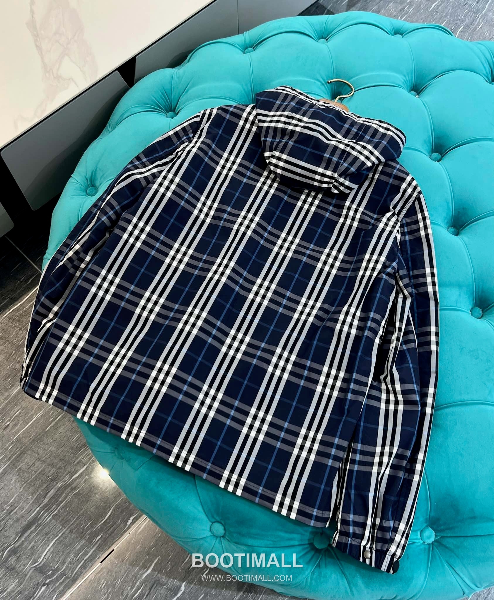 Balenciaga Cotton Crewneck Short Sleeve T-Shirt with Minimal Design 발렌시아가 코튼 크루넥 반팔 티셔츠 미니멀 디자인 25