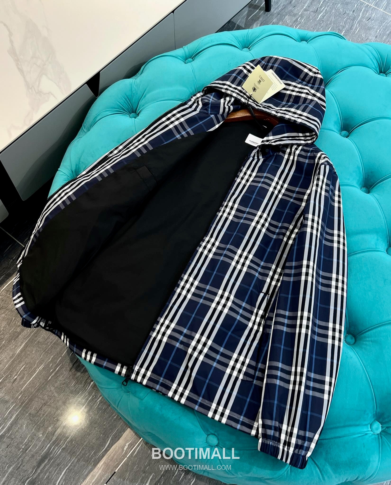 Balenciaga Cotton Crewneck Short Sleeve T-Shirt with Minimal Design 발렌시아가 코튼 크루넥 반팔 티셔츠 미니멀 디자인 26