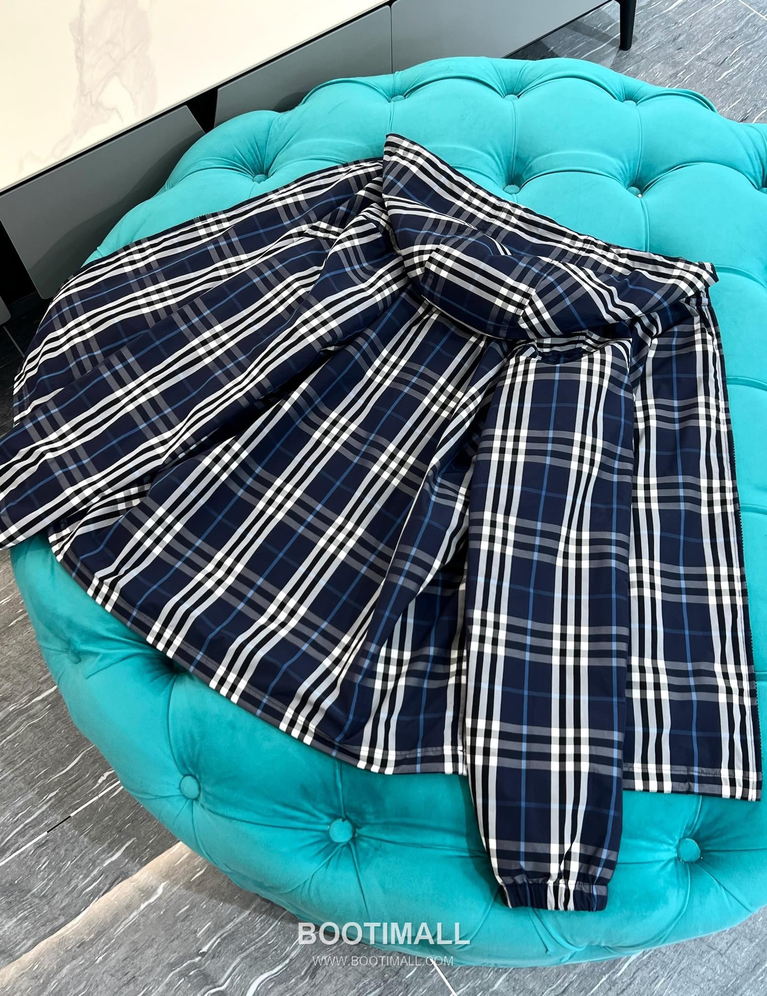 Balenciaga Cotton Crewneck Short Sleeve T-Shirt with Minimal Design 발렌시아가 코튼 크루넥 반팔 티셔츠 미니멀 디자인 27