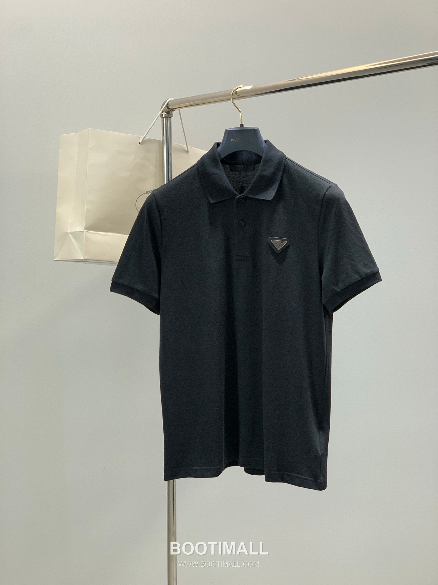 Prada SS26 Cotton Collared Short Sleeve T-Shirt with Logo Print 프라다 SS26 코튼 카라 반팔 티셔츠 로고 프린트 1