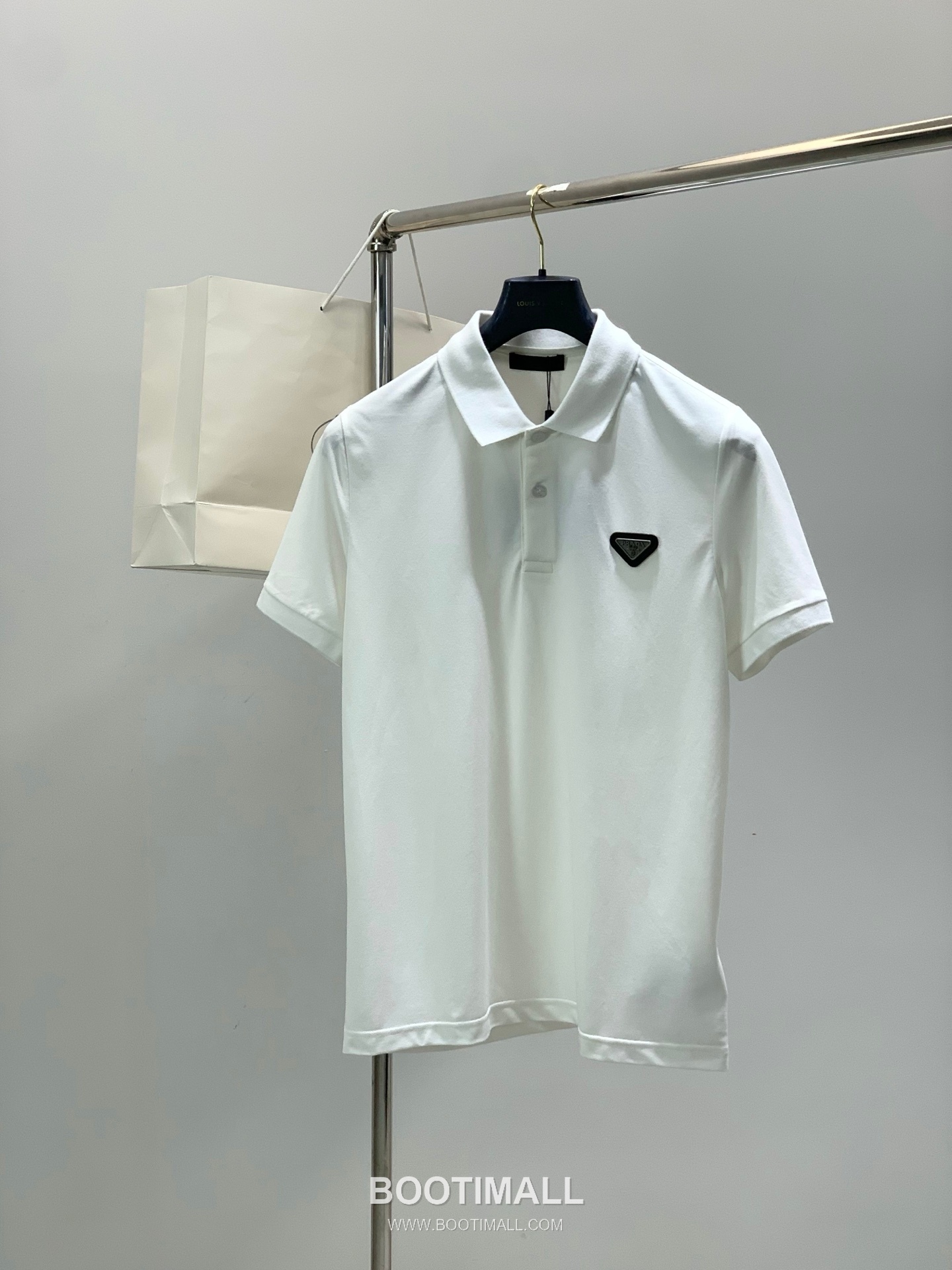 Prada SS26 Cotton Collared Short Sleeve T-Shirt with Logo Print 프라다 SS26 코튼 카라 반팔 티셔츠 로고 프린트 1