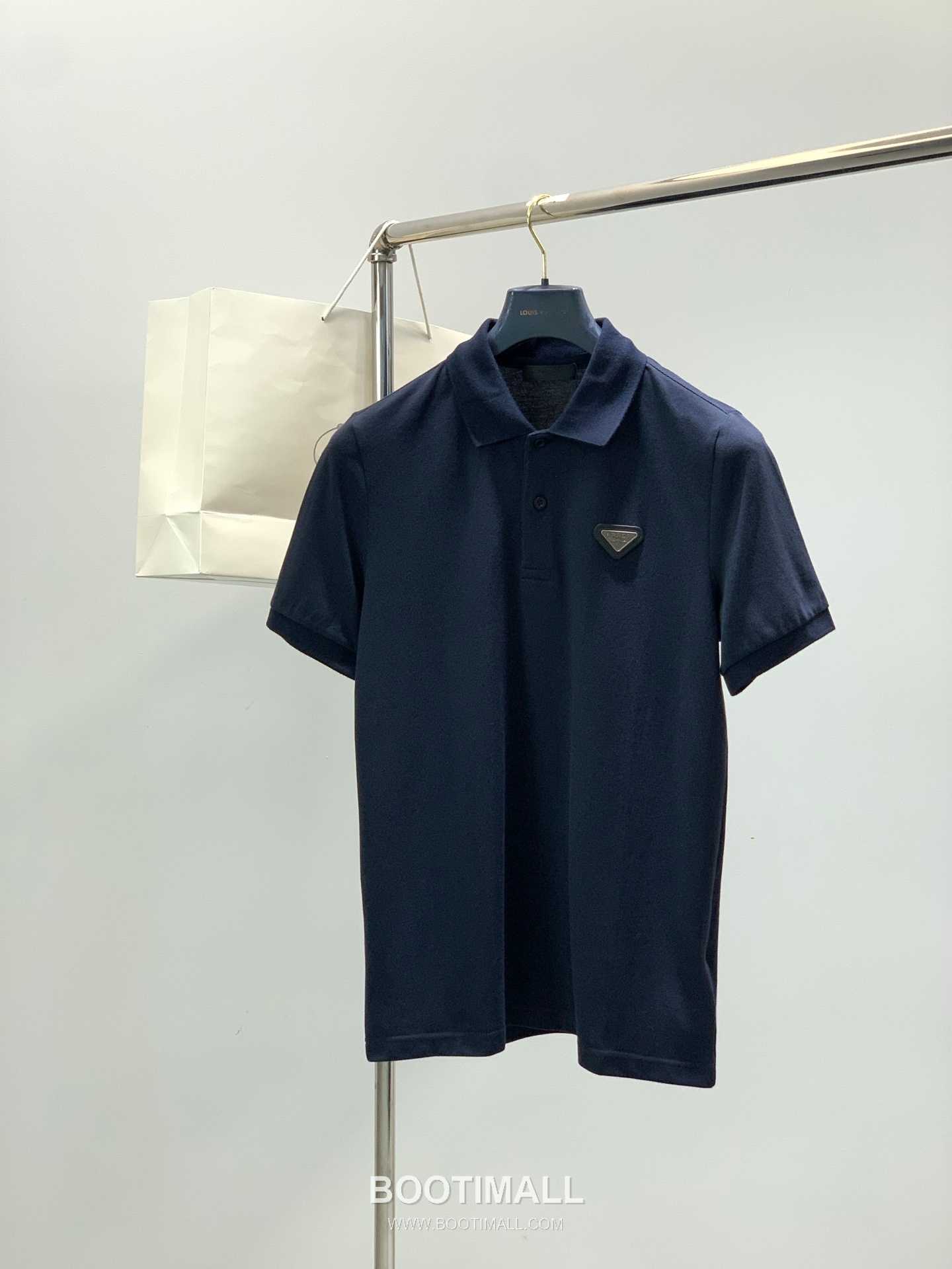 Prada SS26 Cotton Collared Short Sleeve T-Shirt with Logo Print 프라다 SS26 코튼 카라 반팔 티셔츠 로고 프린트 1