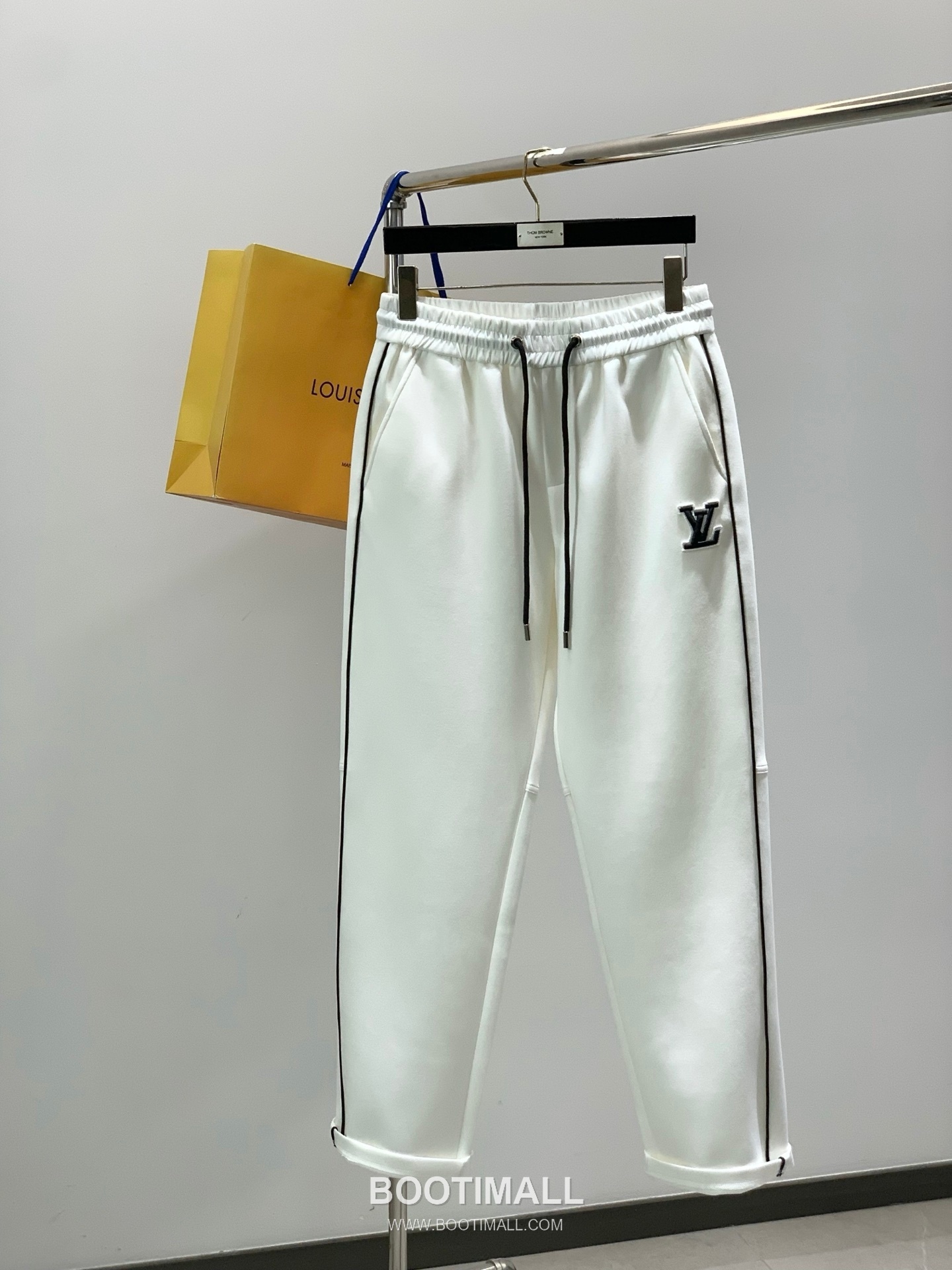 Louis Vuitton SS26 Cotton Blend Pants with Embroidered Logo 루이비통 SS26 코튼 혼방 팬츠 자수 로고 1