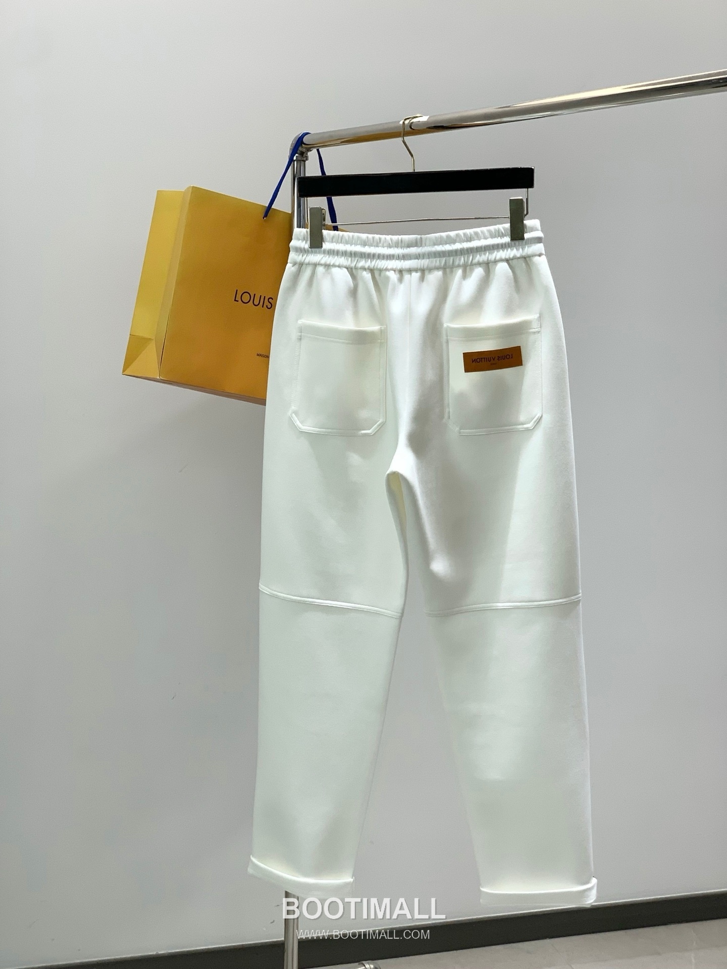 Louis Vuitton SS26 Cotton Blend Pants with Embroidered Logo 루이비통 SS26 코튼 혼방 팬츠 자수 로고 2