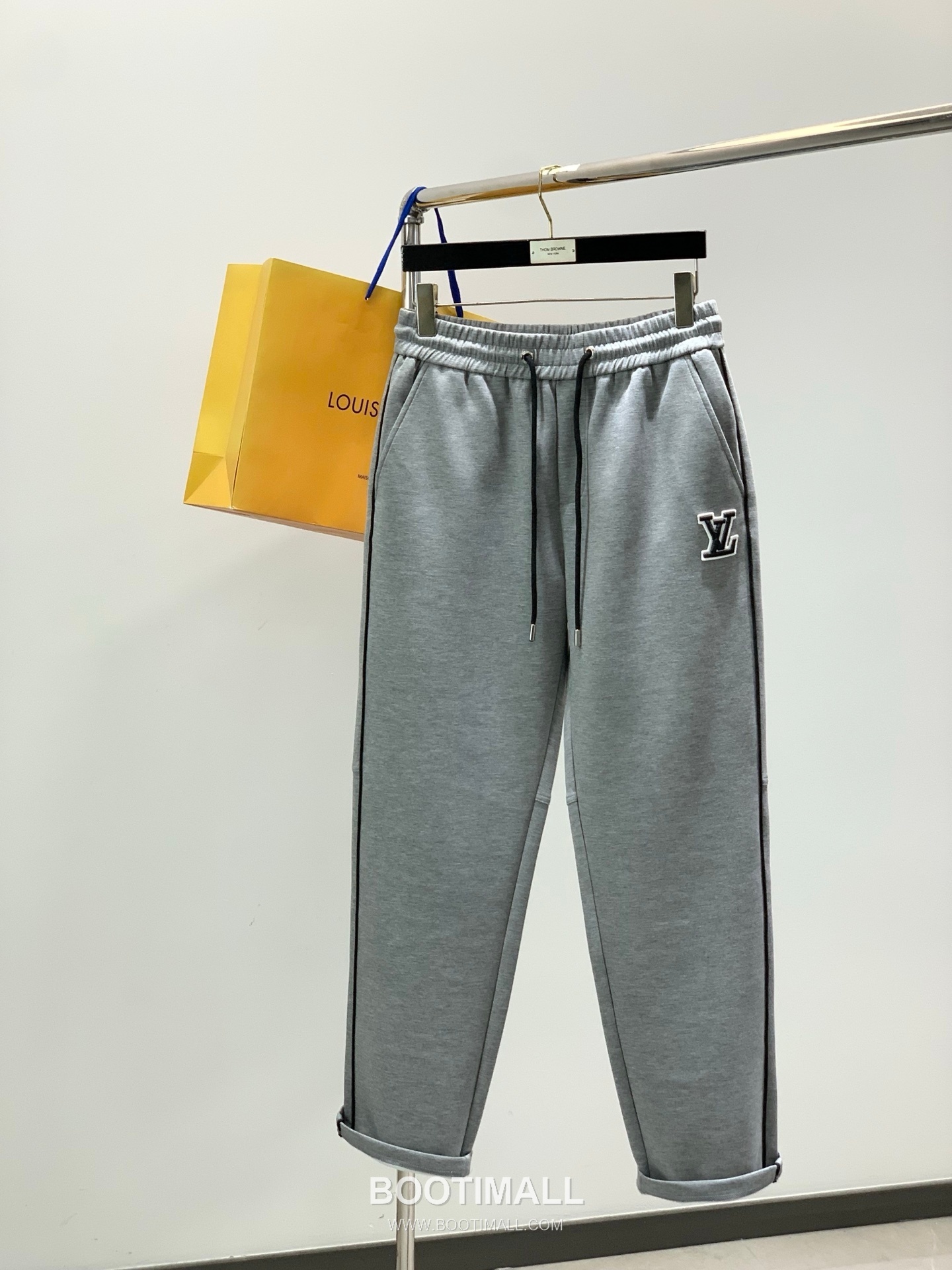 Louis Vuitton SS26 Cotton Blend Pants with Embroidered Logo 루이비통 SS26 코튼 혼방 팬츠 자수 로고 1