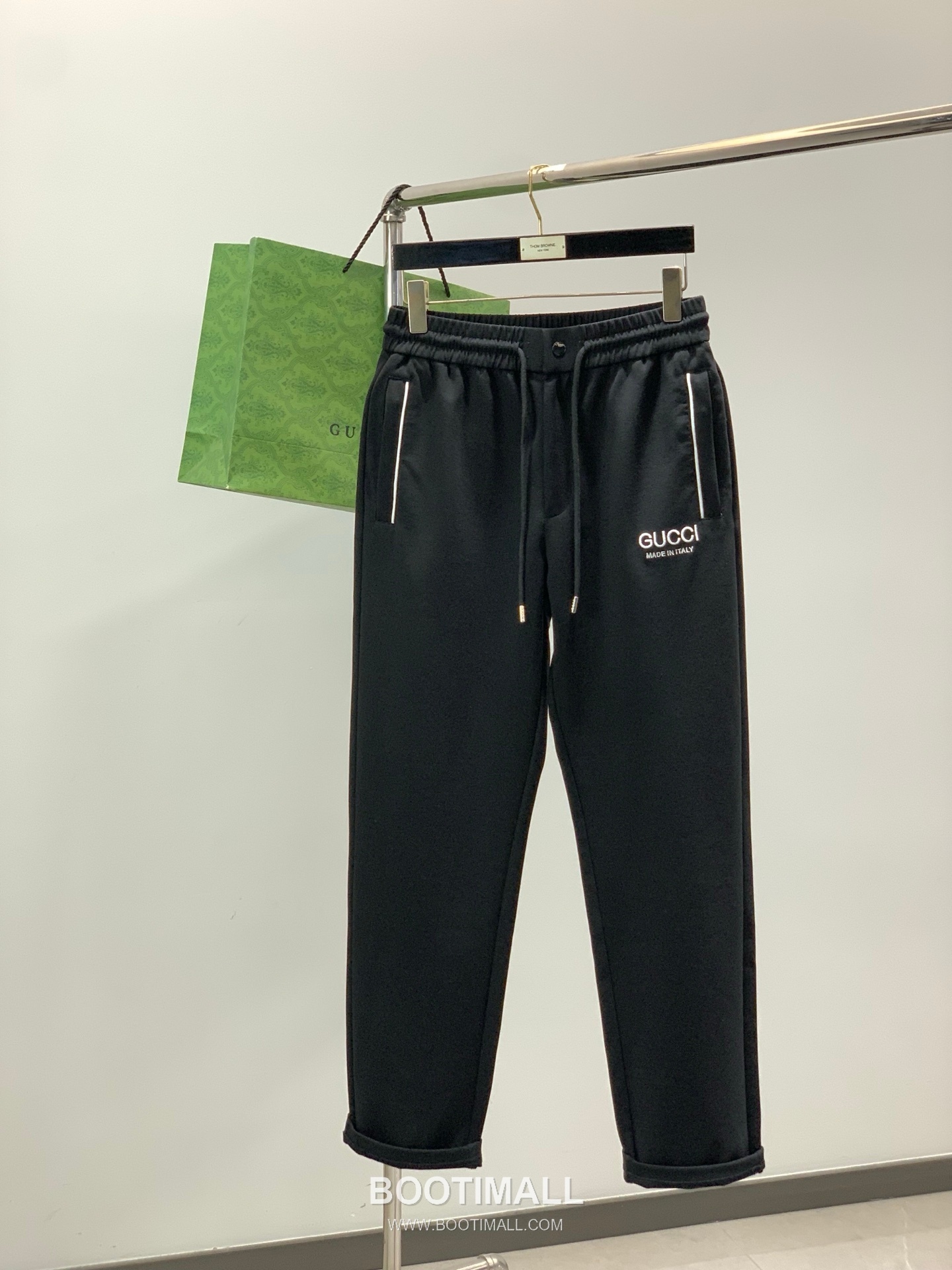 Gucci SS26 Cotton Blend Pants with Embroidered Logo 구찌 SS26 코튼 혼방 팬츠 자수 로고 1