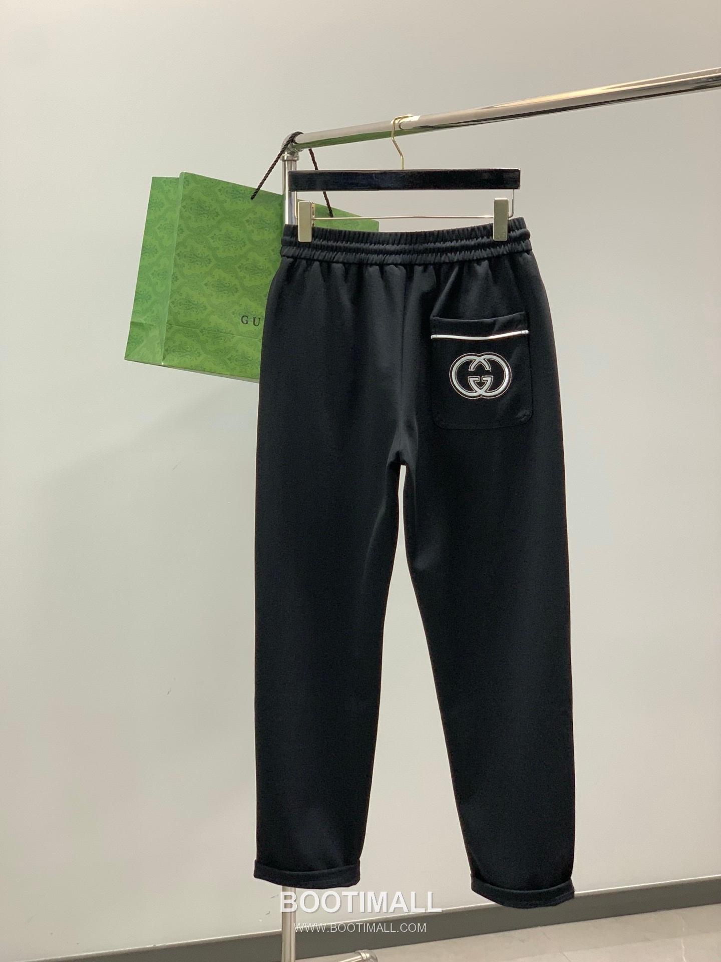Gucci SS26 Cotton Blend Pants with Embroidered Logo 구찌 SS26 코튼 혼방 팬츠 자수 로고 2