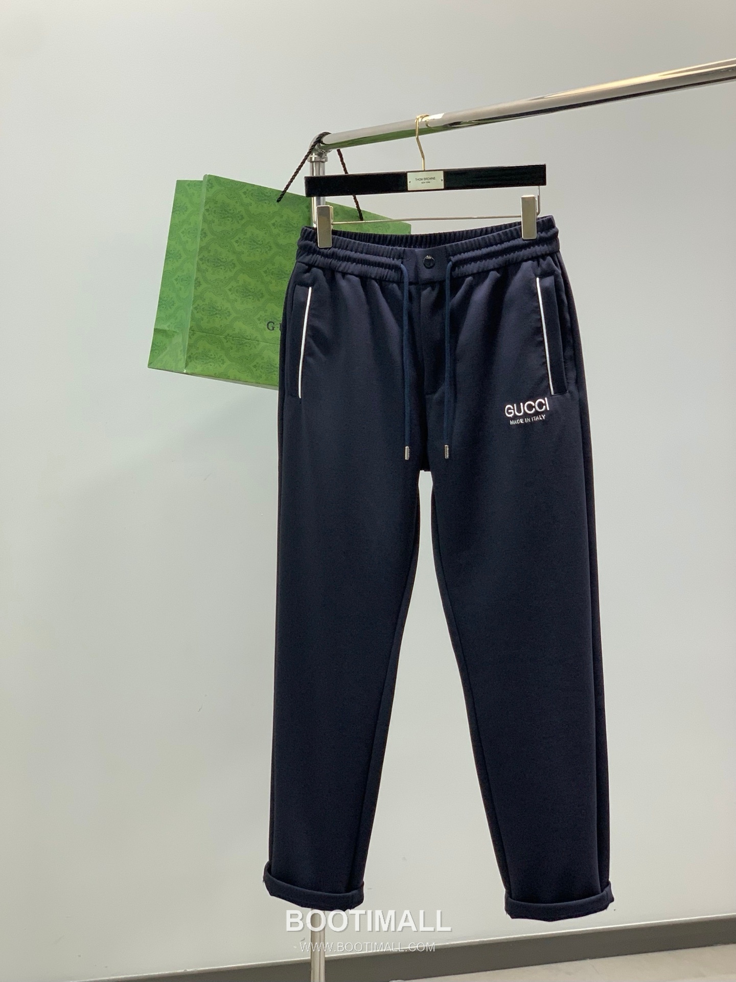 Gucci SS26 Cotton Blend Pants with Embroidered Logo 구찌 SS26 코튼 혼방 팬츠 자수 로고 1