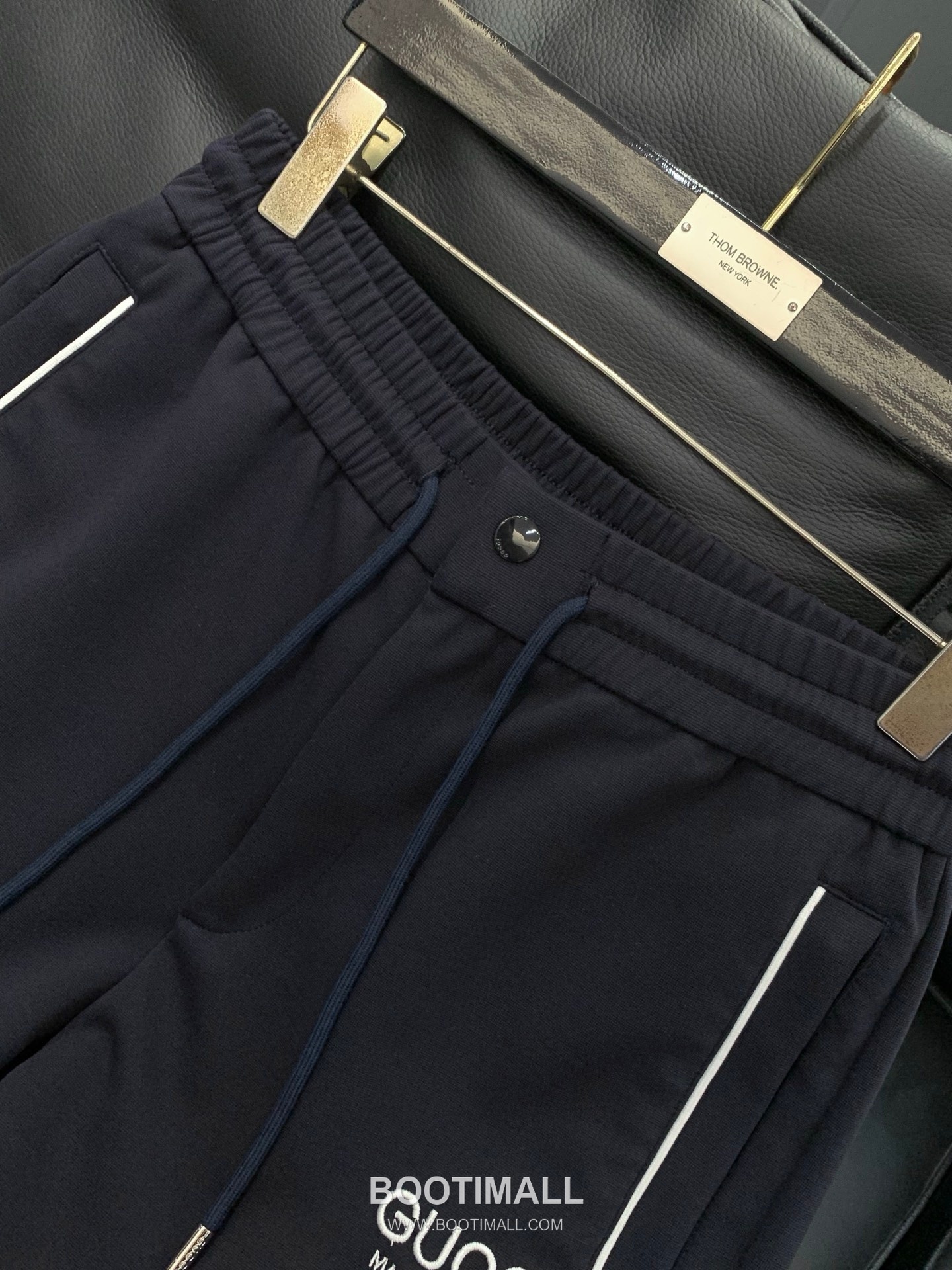 Gucci SS26 Cotton Blend Pants with Embroidered Logo 구찌 SS26 코튼 혼방 팬츠 자수 로고 3