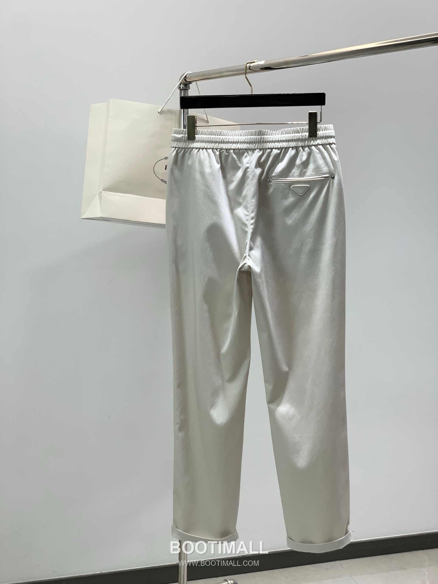 Prada SS26 Cotton Blend Pants with Patch Embroidered Logo 프라다 SS26 코튼 혼방 팬츠 패치 자수 로고 2