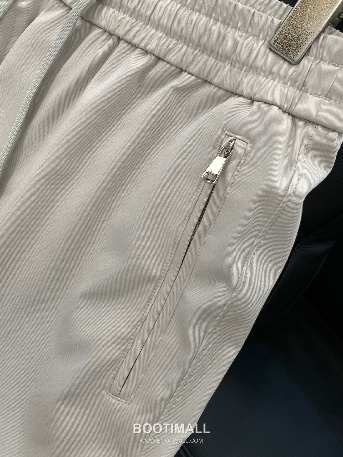 Prada SS26 Cotton Blend Pants with Patch Embroidered Logo 프라다 SS26 코튼 혼방 팬츠 패치 자수 로고 4