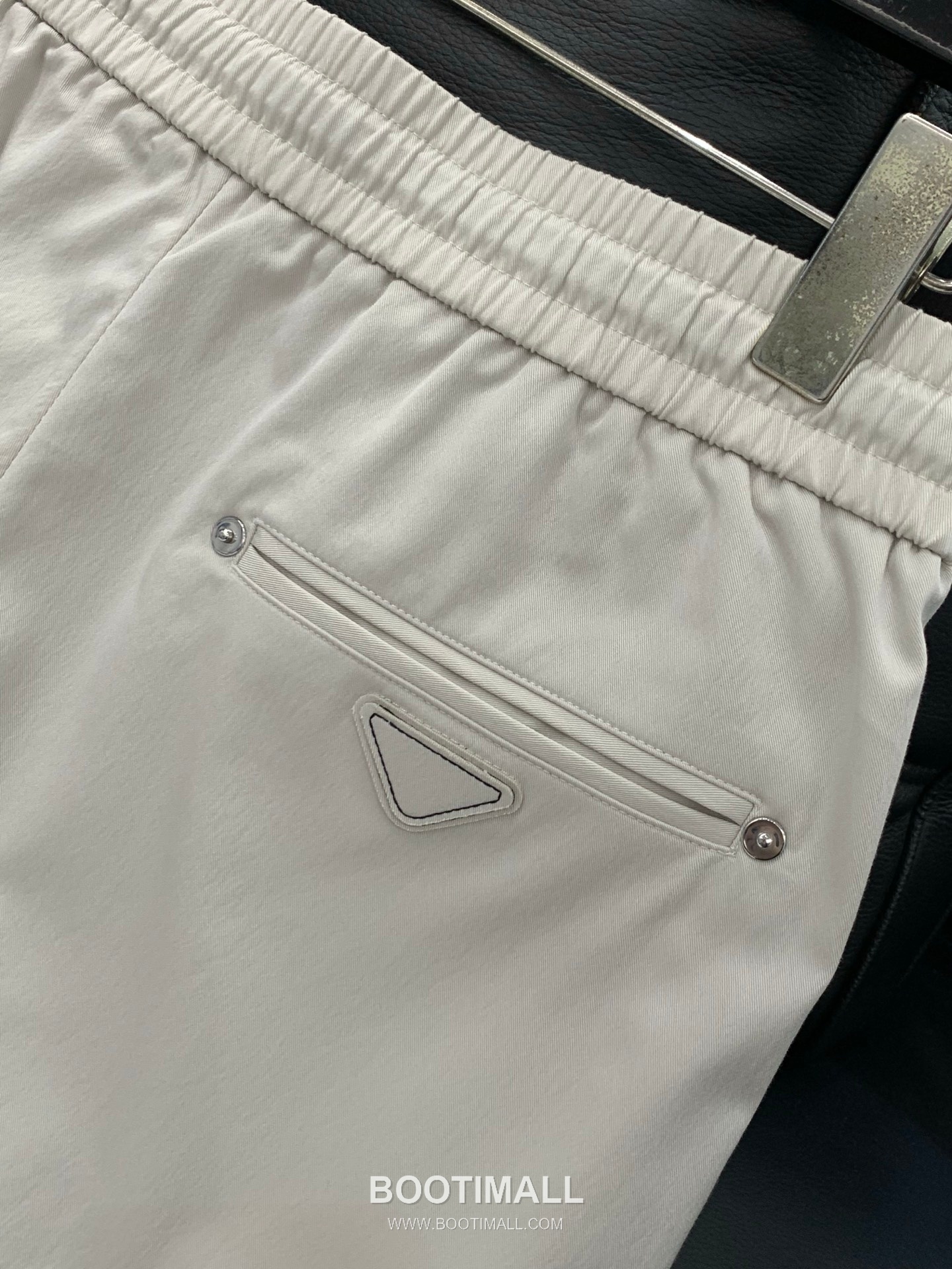 Prada SS26 Cotton Blend Pants with Patch Embroidered Logo 프라다 SS26 코튼 혼방 팬츠 패치 자수 로고 7