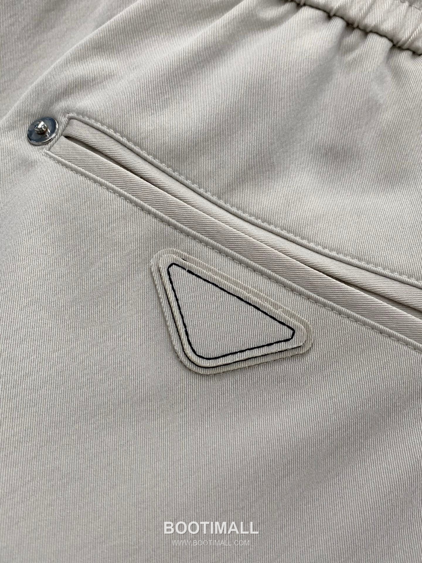 Prada SS26 Cotton Blend Pants with Patch Embroidered Logo 프라다 SS26 코튼 혼방 팬츠 패치 자수 로고 8