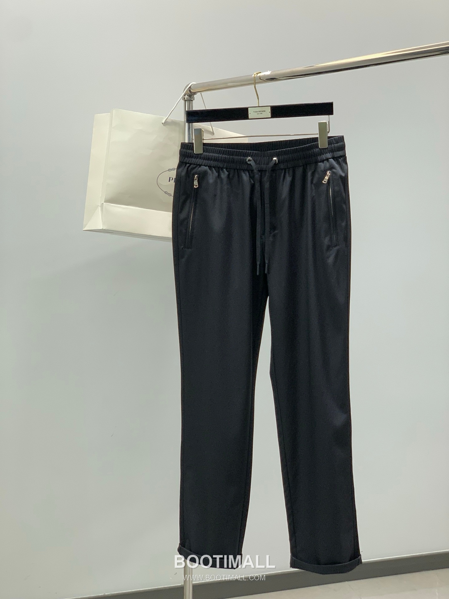 Prada SS26 Cotton Blend Pants with Patch Embroidered Logo 프라다 SS26 코튼 혼방 팬츠 패치 자수 로고 1