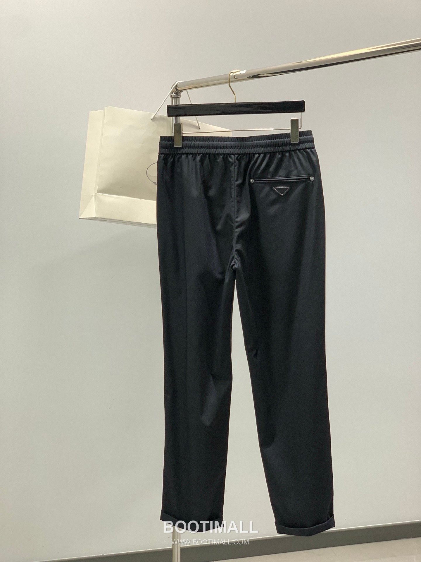 Prada SS26 Cotton Blend Pants with Patch Embroidered Logo 프라다 SS26 코튼 혼방 팬츠 패치 자수 로고 2