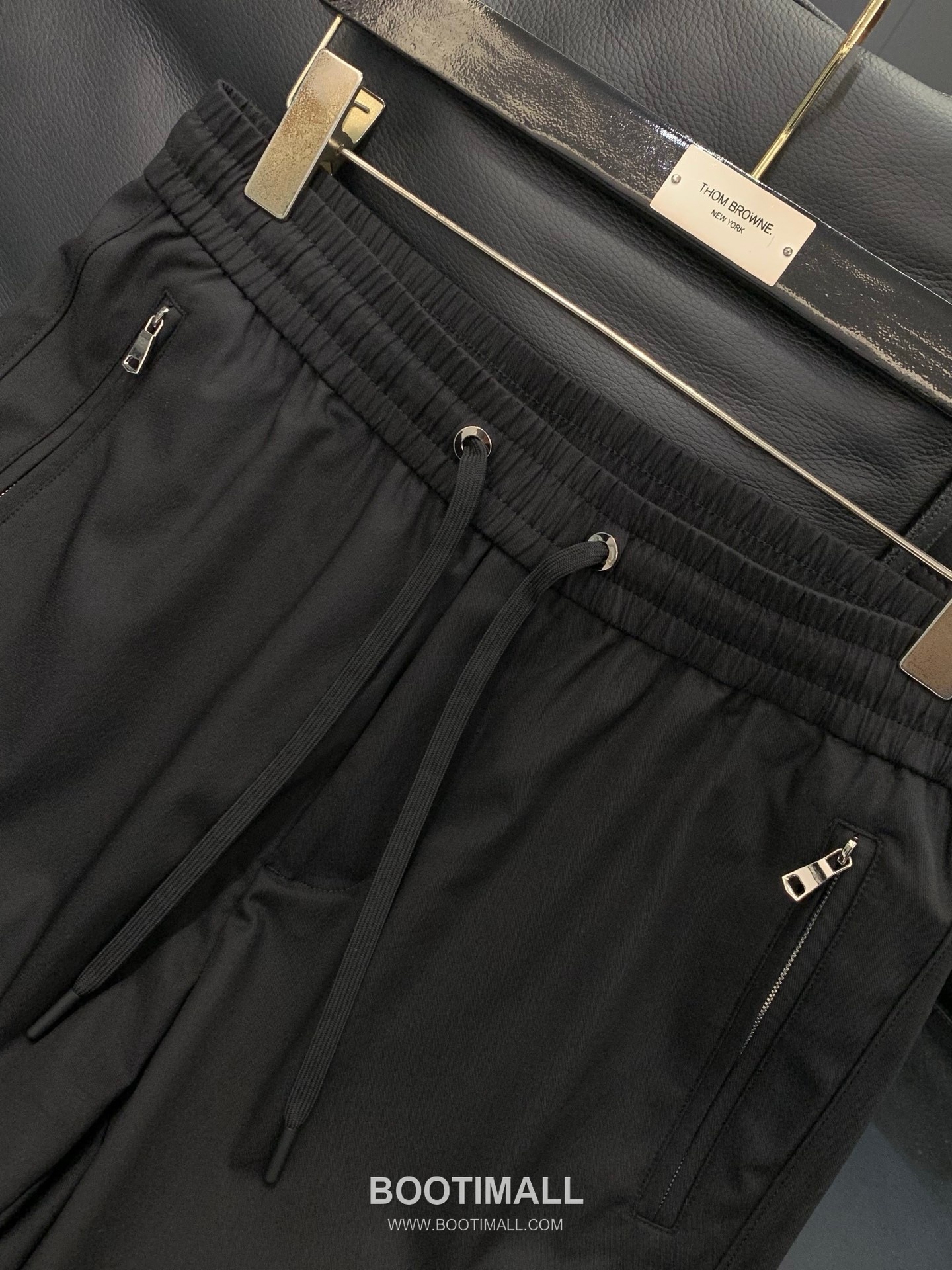 Prada SS26 Cotton Blend Pants with Patch Embroidered Logo 프라다 SS26 코튼 혼방 팬츠 패치 자수 로고 3