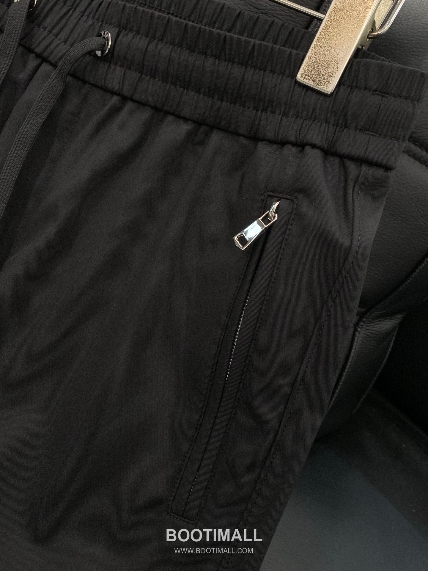 Prada SS26 Cotton Blend Pants with Patch Embroidered Logo 프라다 SS26 코튼 혼방 팬츠 패치 자수 로고 4