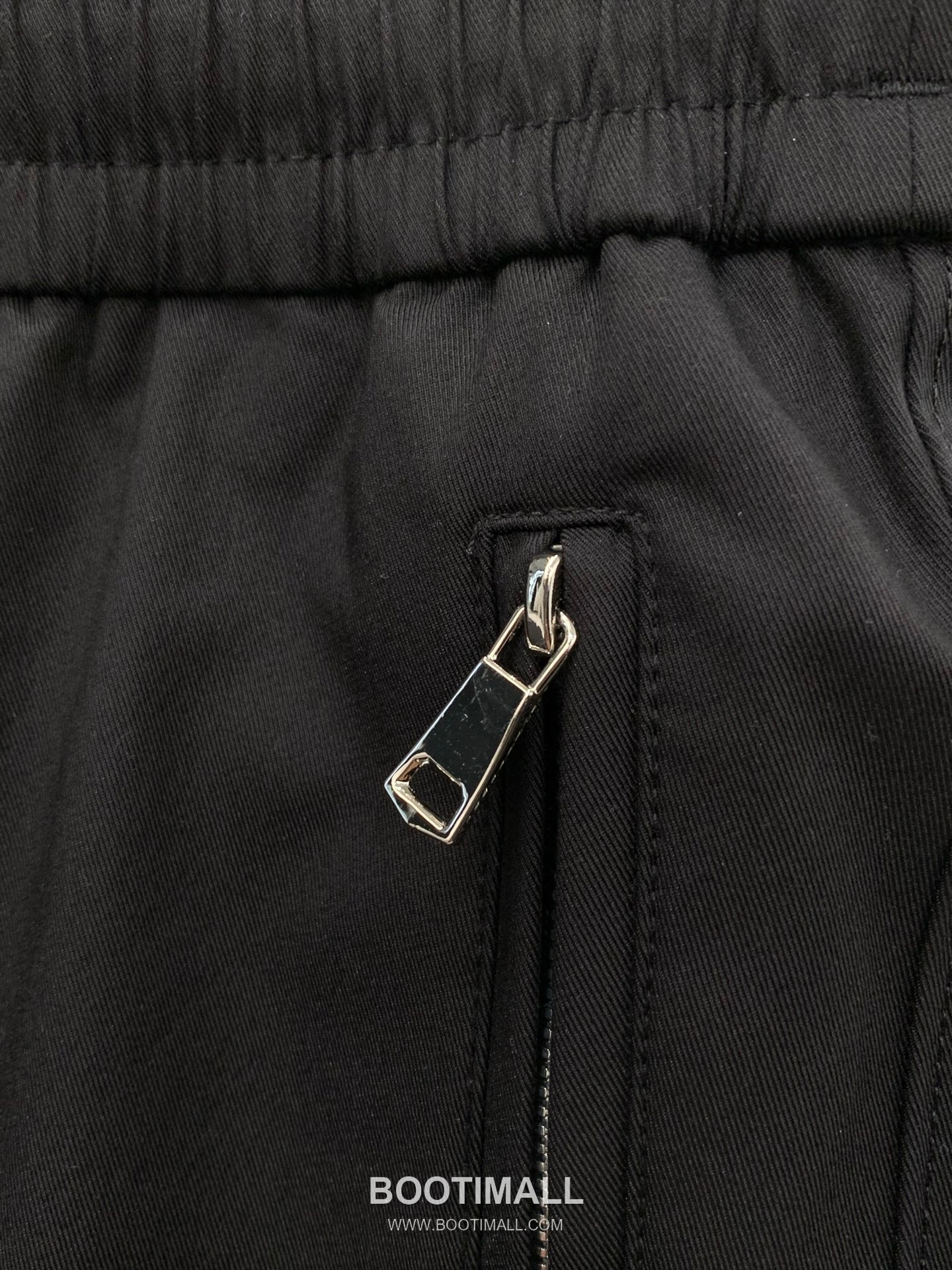 Prada SS26 Cotton Blend Pants with Patch Embroidered Logo 프라다 SS26 코튼 혼방 팬츠 패치 자수 로고 5