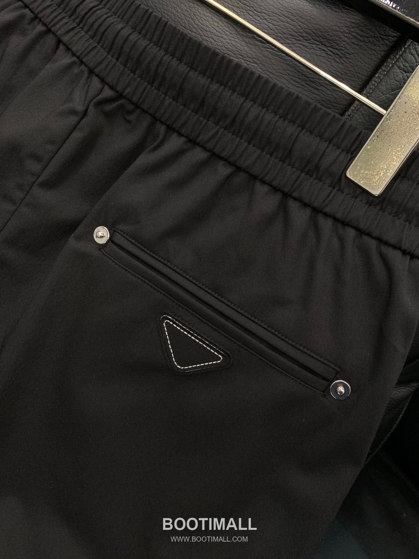 Prada SS26 Cotton Blend Pants with Patch Embroidered Logo 프라다 SS26 코튼 혼방 팬츠 패치 자수 로고 7