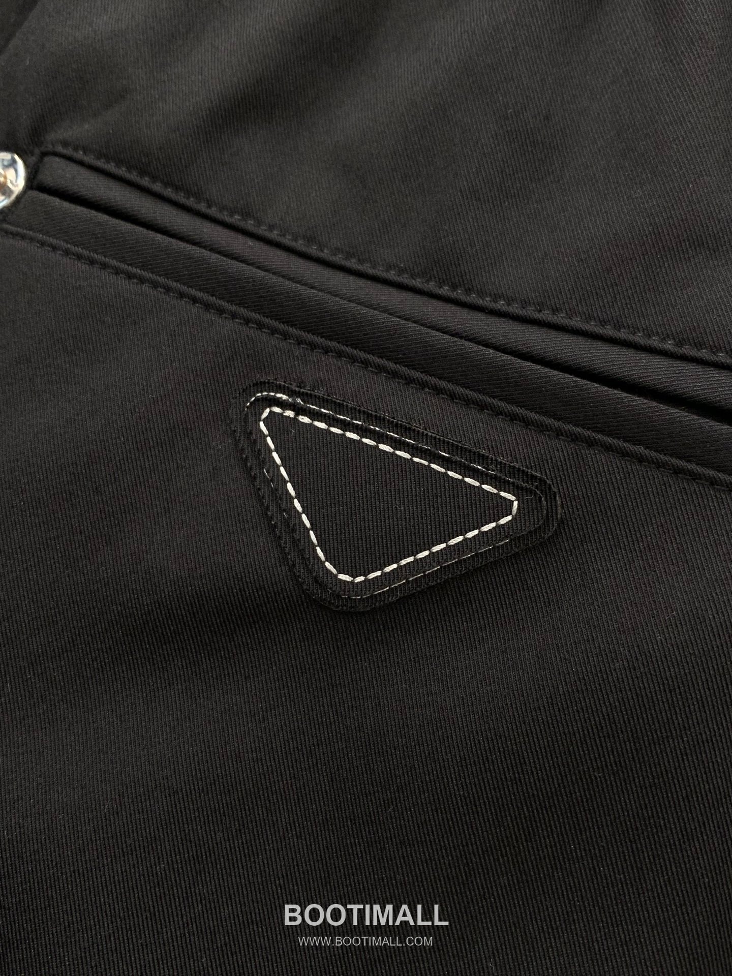 Prada SS26 Cotton Blend Pants with Patch Embroidered Logo 프라다 SS26 코튼 혼방 팬츠 패치 자수 로고 8