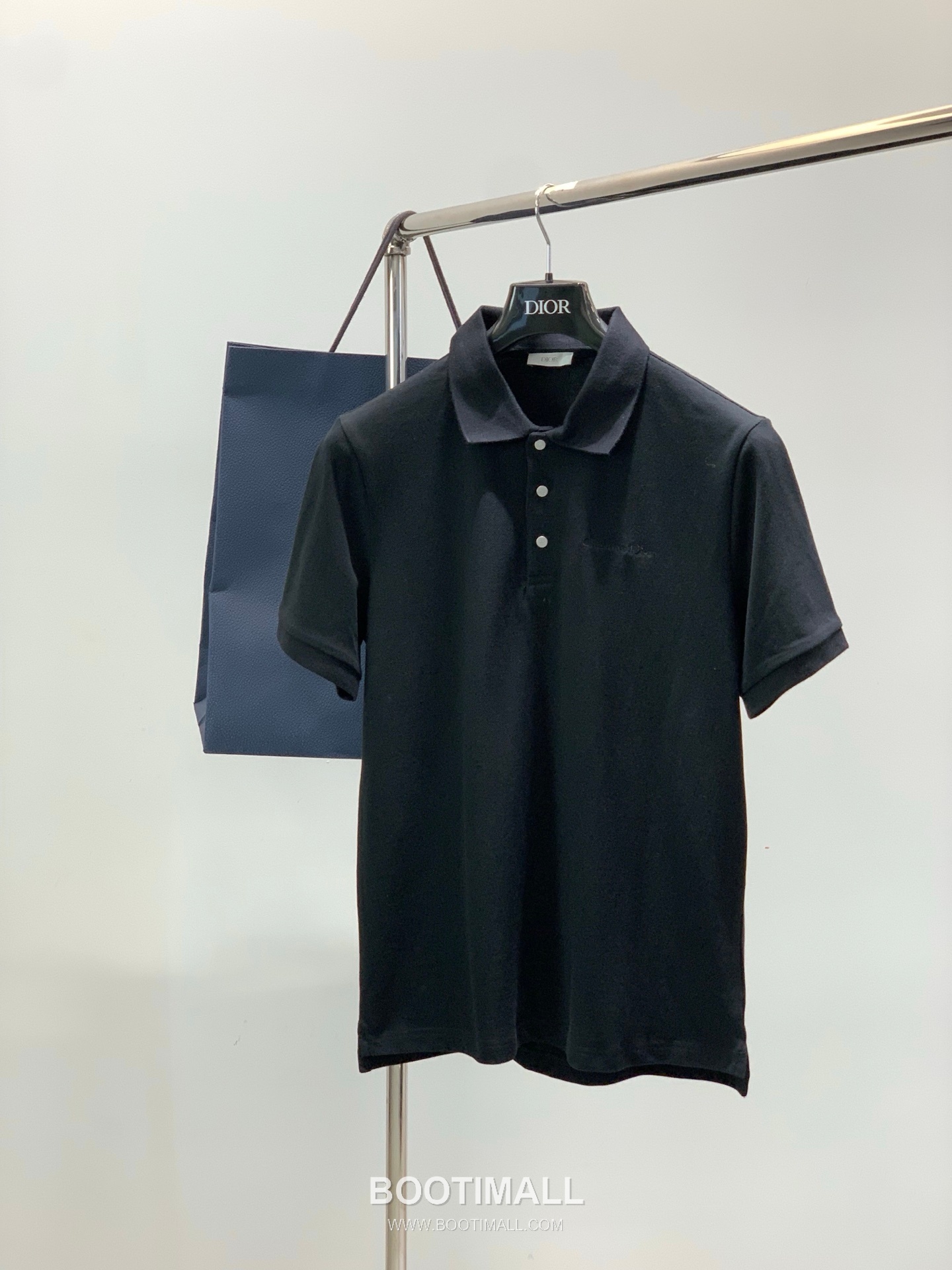 Dior SS26 Cotton Collared Short Sleeve T-Shirt with Embroidered Logo 디올 SS26 코튼 카라 반팔 티셔츠 자수 로고 1