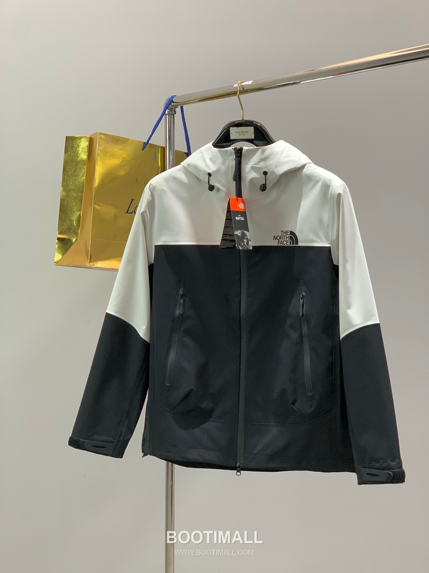 The North Face SS26 Nylon Hooded Jacket with Logo Print 노스페이스 SS26 나일론 후드 재킷 로고 프린트 1