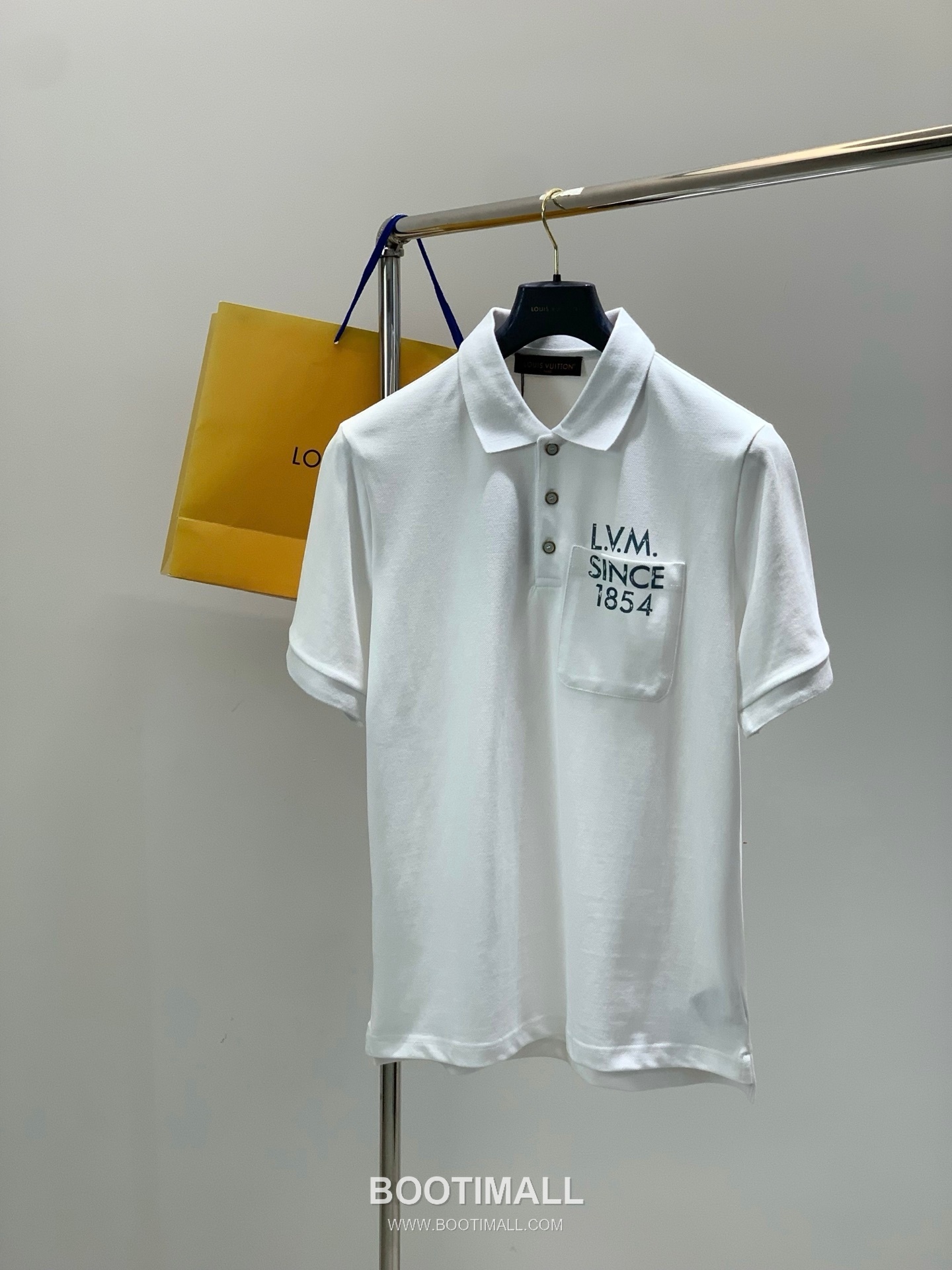 Louis Vuitton SS26 Cotton Collared Short Sleeve T-Shirt with Logo Print 루이비통 SS26 코튼 카라 반팔 티셔츠 로고 프린트 1