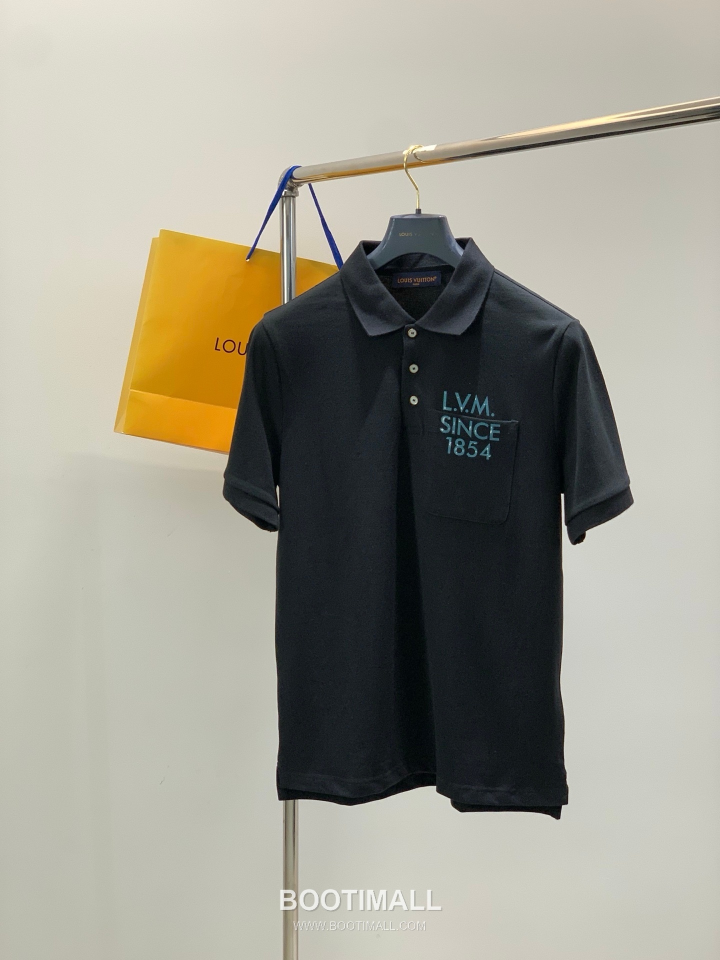 Louis Vuitton SS26 Cotton Collared Short Sleeve T-Shirt with Logo Print 루이비통 SS26 코튼 카라 반팔 티셔츠 로고 프린트 1