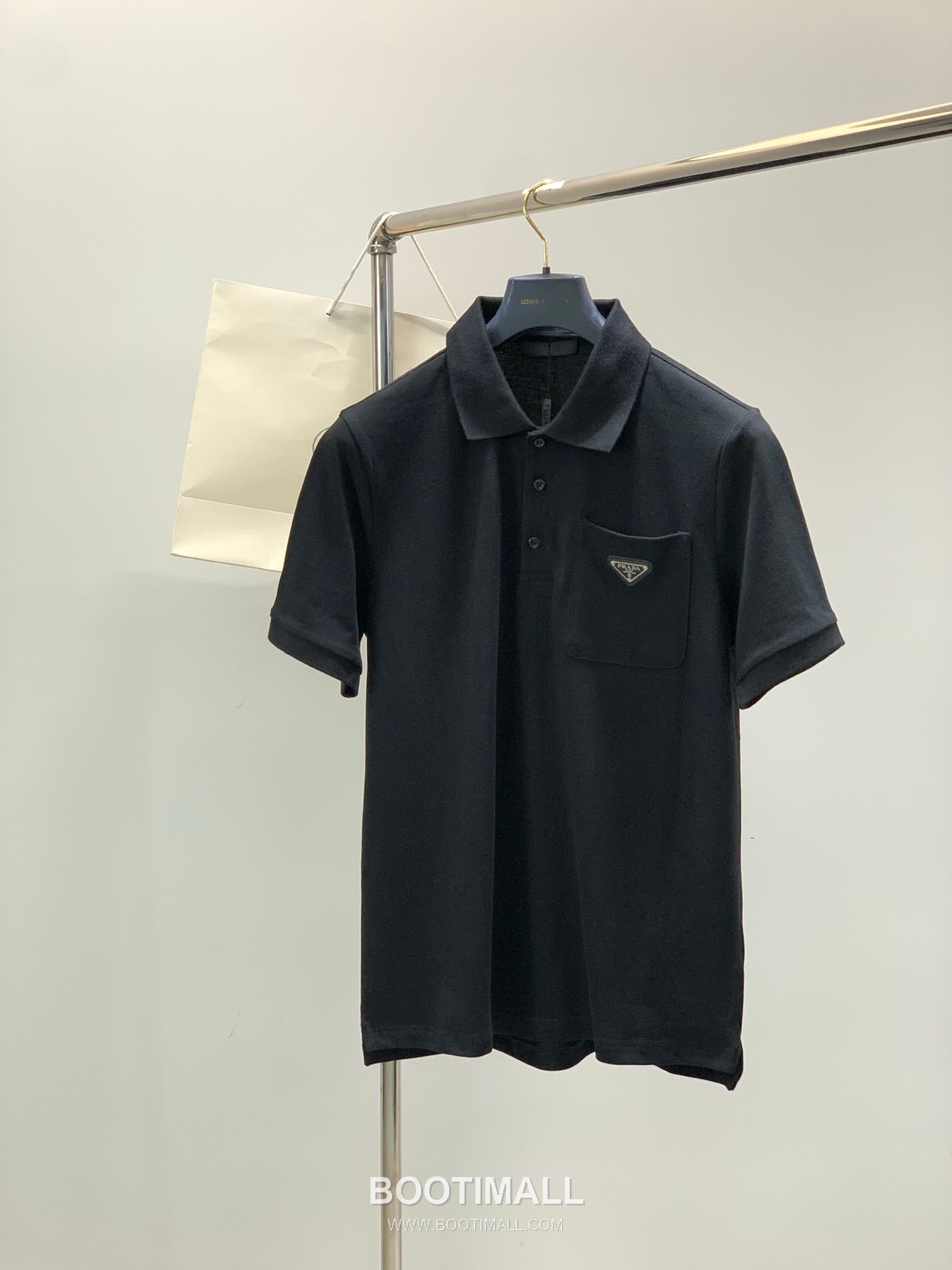 Prada SS26 Cotton Collared Short Sleeve T-Shirt with Logo Print 프라다 SS26 코튼 카라 반팔 티셔츠 로고 프린트 1